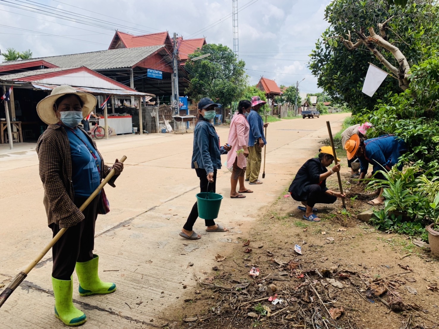 ??หมู่บ้านกองทุนแม่ของแผ่นดินต้นแบบด้านการป้องกันและแก้ไขปัญหายาเสพติด ประจำปี 3565 จังหวัดยโสธร ดำเนินกิจกรรมสร้างถนนกินได้และที่ว่างสร้างอาหาร