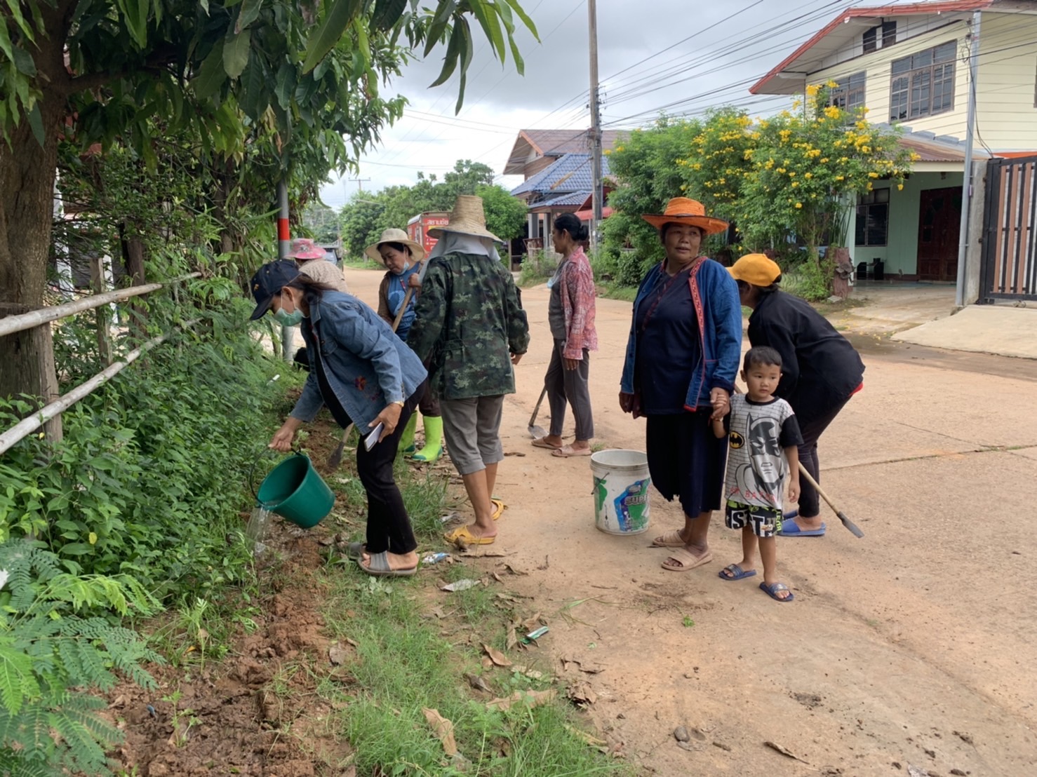 ??หมู่บ้านกองทุนแม่ของแผ่นดินต้นแบบด้านการป้องกันและแก้ไขปัญหายาเสพติด ประจำปี 3565 จังหวัดยโสธร ดำเนินกิจกรรมสร้างถนนกินได้และที่ว่างสร้างอาหาร