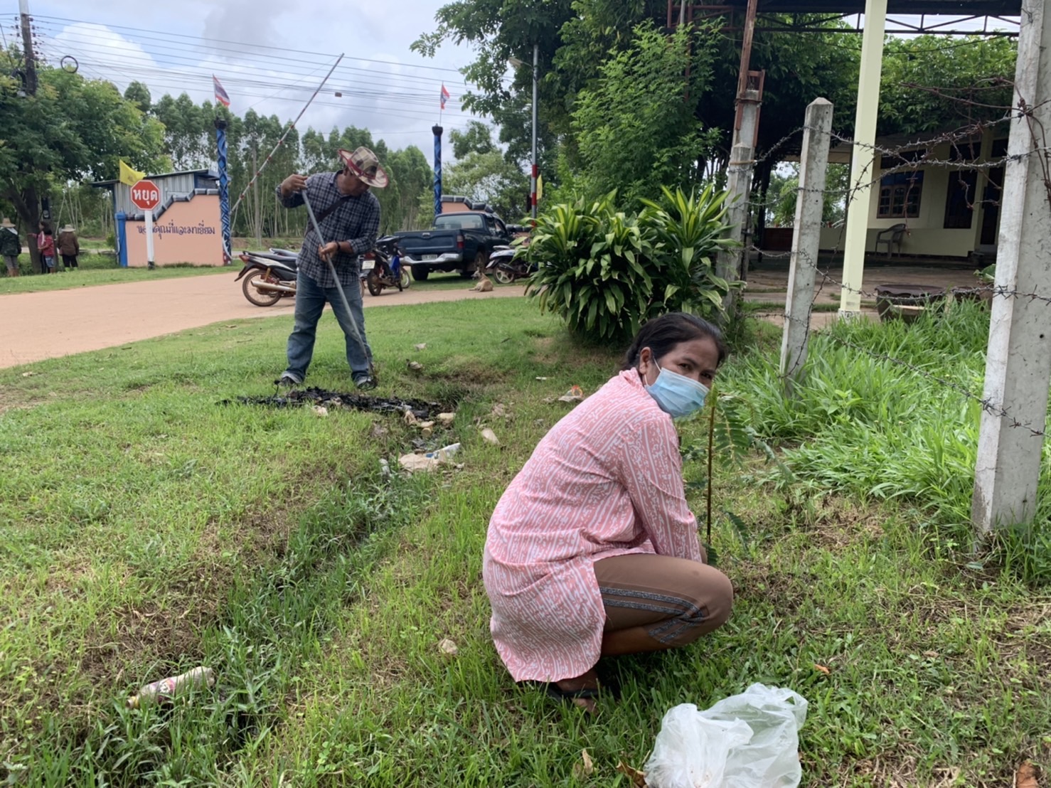 ??หมู่บ้านกองทุนแม่ของแผ่นดินต้นแบบด้านการป้องกันและแก้ไขปัญหายาเสพติด ประจำปี 3565 จังหวัดยโสธร ดำเนินกิจกรรมสร้างถนนกินได้และที่ว่างสร้างอาหาร