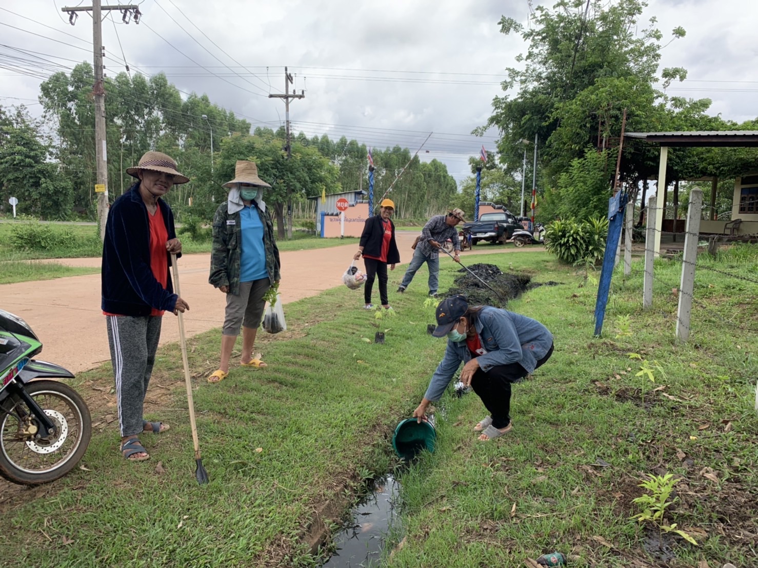 ??หมู่บ้านกองทุนแม่ของแผ่นดินต้นแบบด้านการป้องกันและแก้ไขปัญหายาเสพติด ประจำปี 3565 จังหวัดยโสธร ดำเนินกิจกรรมสร้างถนนกินได้และที่ว่างสร้างอาหาร