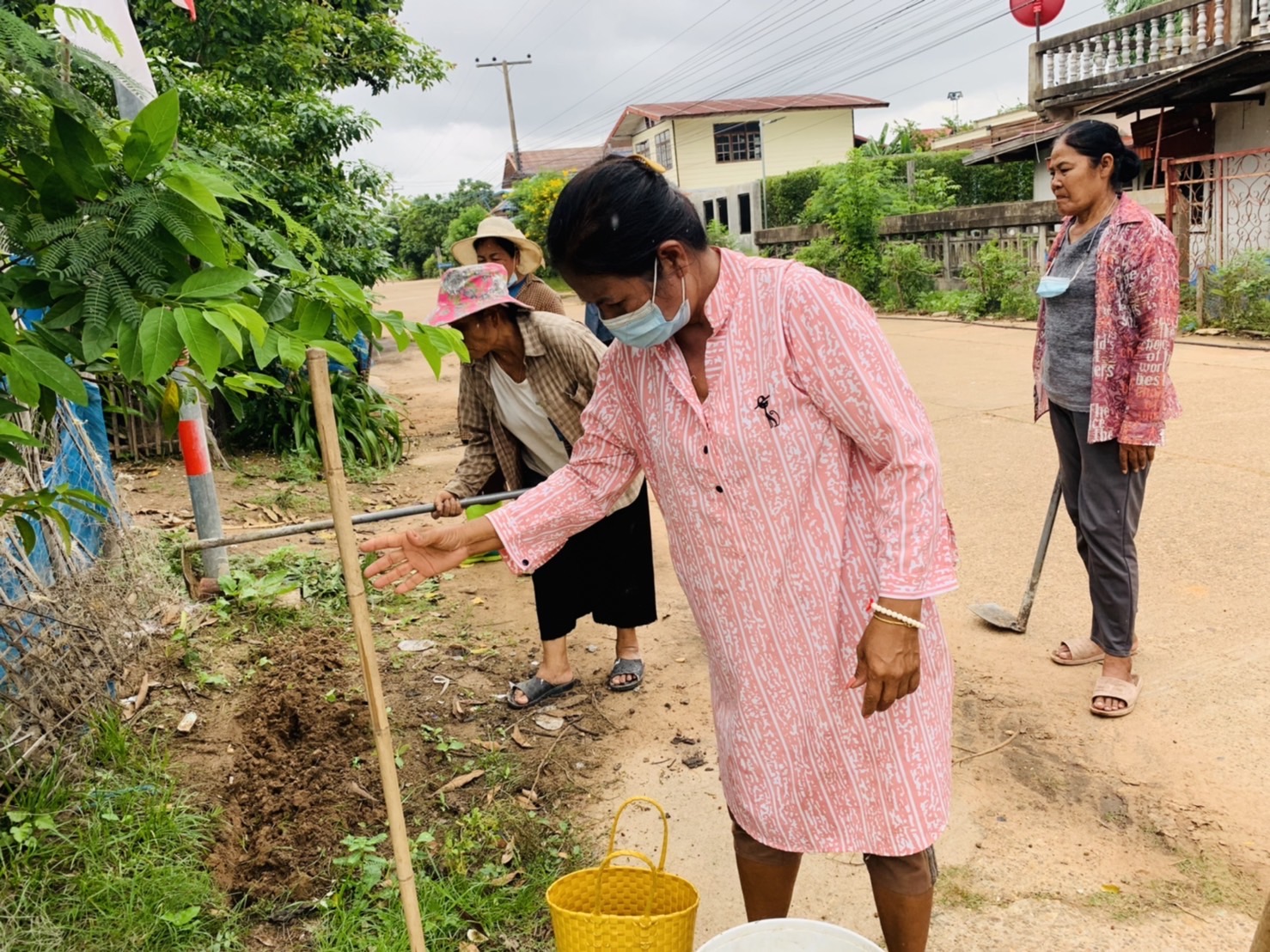 ??หมู่บ้านกองทุนแม่ของแผ่นดินต้นแบบด้านการป้องกันและแก้ไขปัญหายาเสพติด ประจำปี 3565 จังหวัดยโสธร ดำเนินกิจกรรมสร้างถนนกินได้และที่ว่างสร้างอาหาร