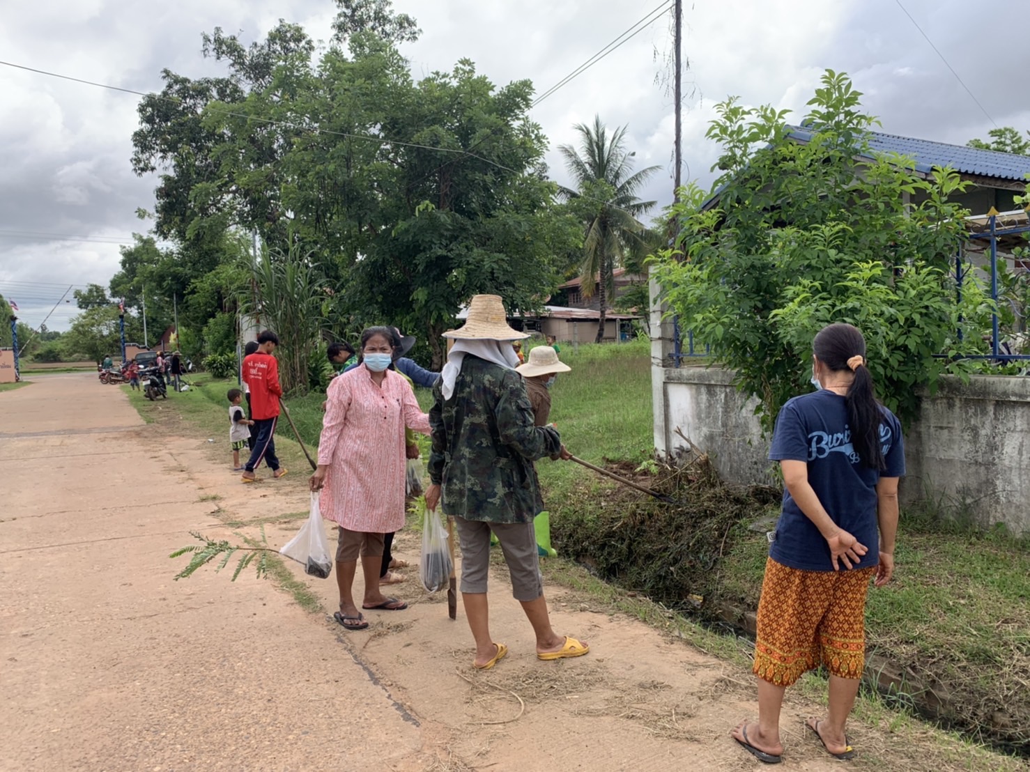 ??หมู่บ้านกองทุนแม่ของแผ่นดินต้นแบบด้านการป้องกันและแก้ไขปัญหายาเสพติด ประจำปี 3565 จังหวัดยโสธร ดำเนินกิจกรรมสร้างถนนกินได้และที่ว่างสร้างอาหาร