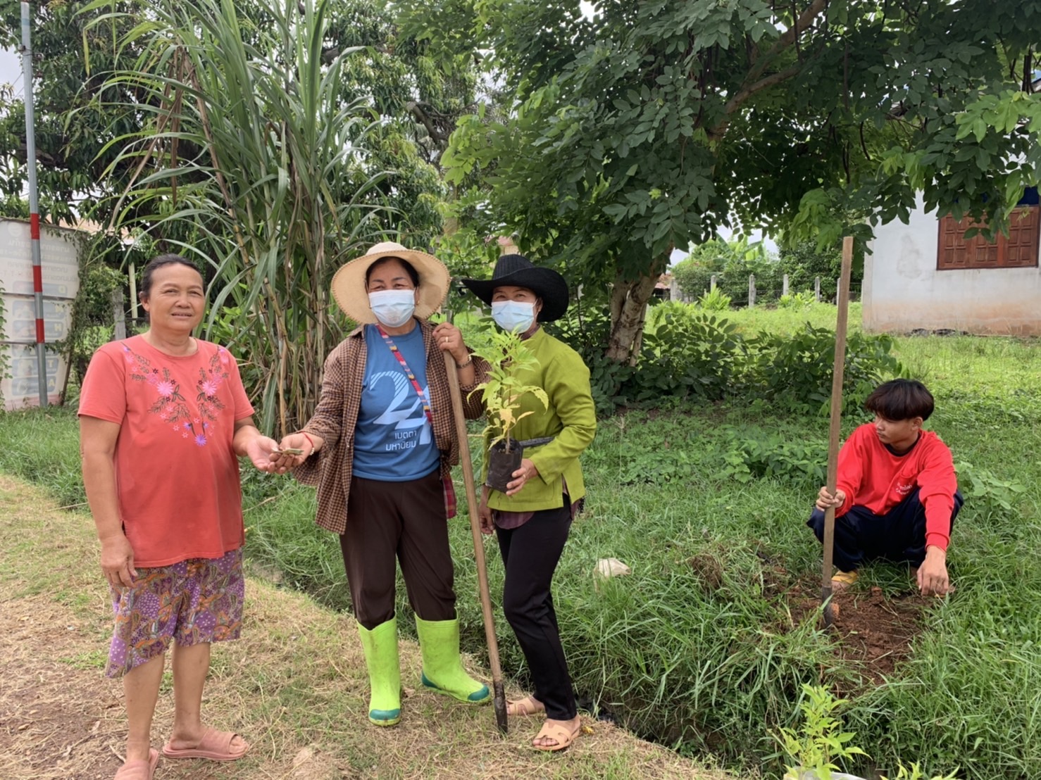 ??หมู่บ้านกองทุนแม่ของแผ่นดินต้นแบบด้านการป้องกันและแก้ไขปัญหายาเสพติด ประจำปี 3565 จังหวัดยโสธร ดำเนินกิจกรรมสร้างถนนกินได้และที่ว่างสร้างอาหาร