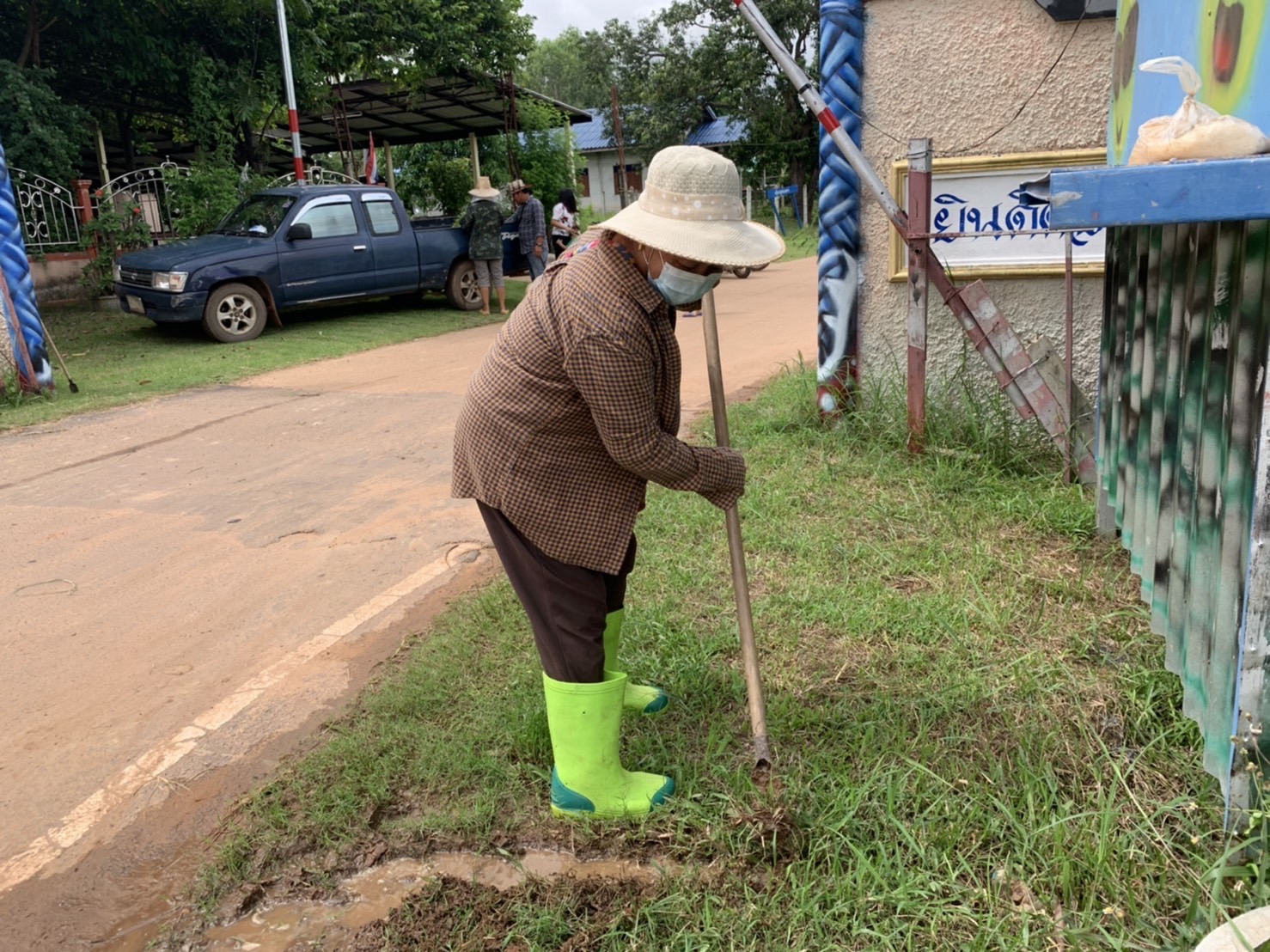 ??หมู่บ้านกองทุนแม่ของแผ่นดินต้นแบบด้านการป้องกันและแก้ไขปัญหายาเสพติด ประจำปี 3565 จังหวัดยโสธร ดำเนินกิจกรรมสร้างถนนกินได้และที่ว่างสร้างอาหาร