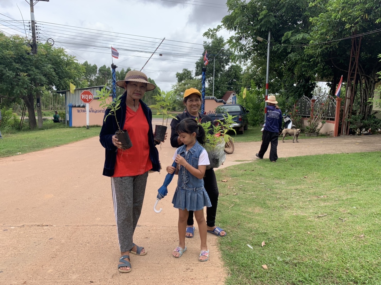 ??หมู่บ้านกองทุนแม่ของแผ่นดินต้นแบบด้านการป้องกันและแก้ไขปัญหายาเสพติด ประจำปี 3565 จังหวัดยโสธร ดำเนินกิจกรรมสร้างถนนกินได้และที่ว่างสร้างอาหาร