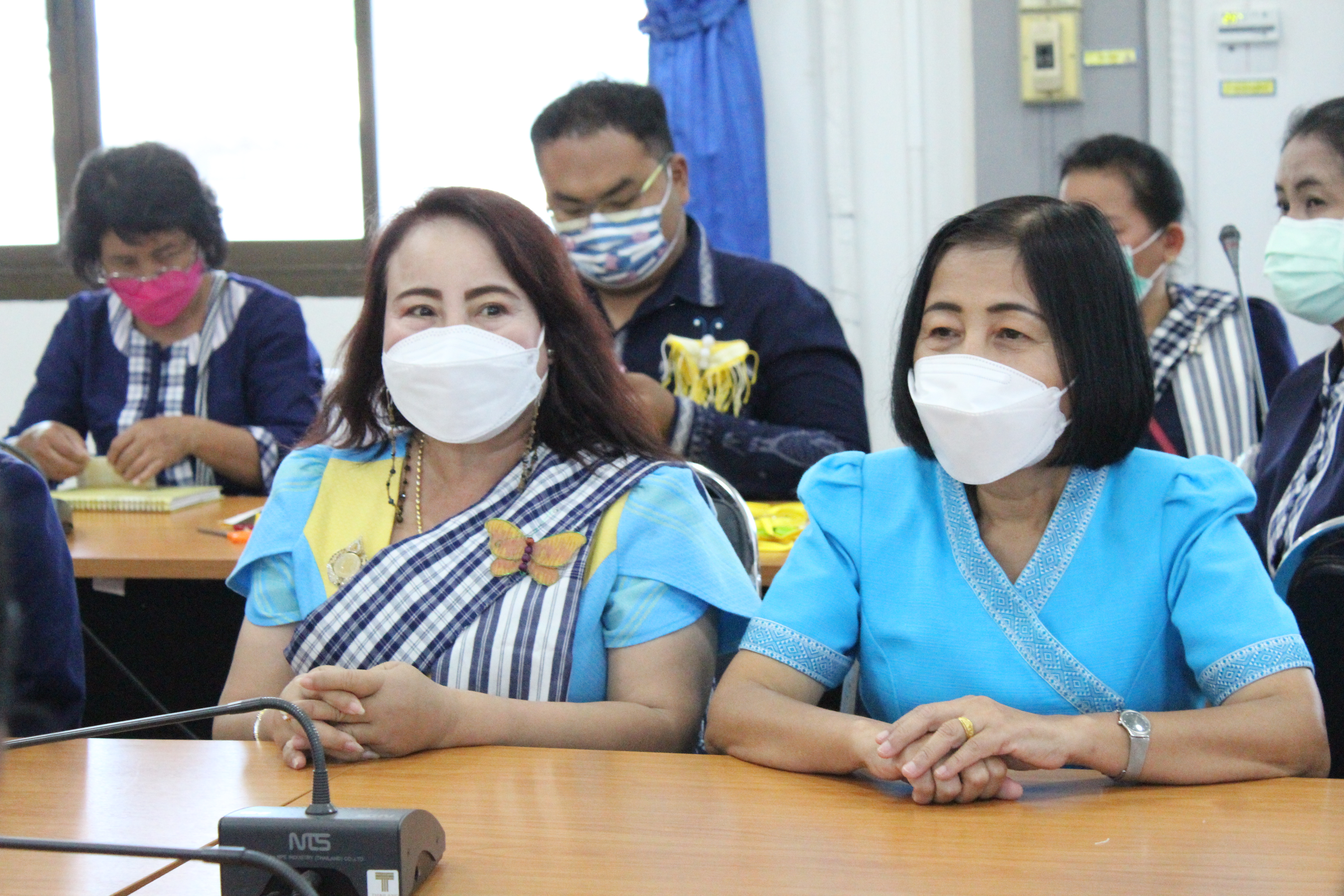 ผู้ว่าราชการจังหวัดยโสธร พร้อมนายยกเหล่ากาชาด ลงพื้นที่เยี่ยมให้กำลังใจกลุ่มในการประดิษฐ์ผีเสื้อ อำเภอเลิงนกทา จังหวัดยโสธร