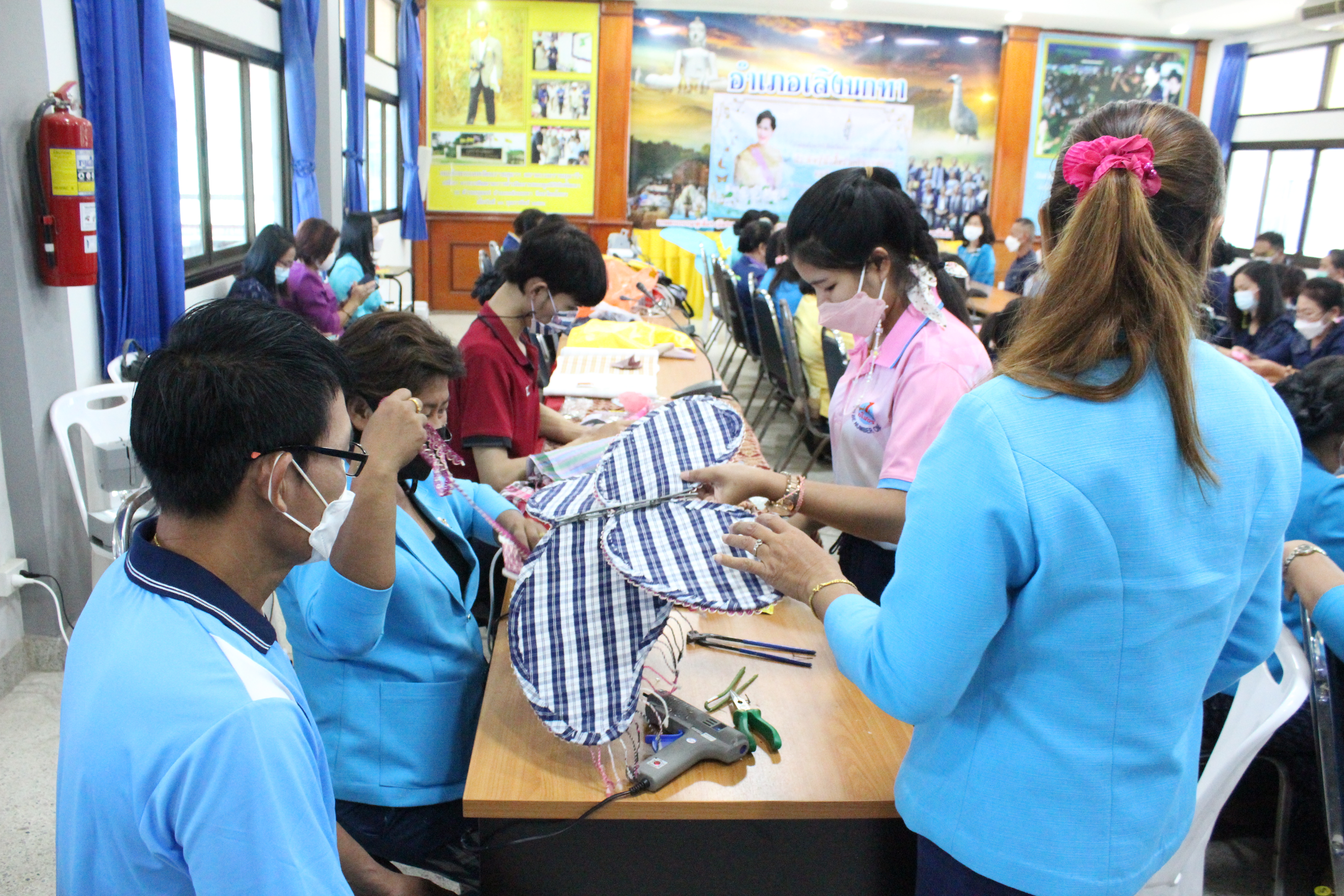 ผู้ว่าราชการจังหวัดยโสธร พร้อมนายยกเหล่ากาชาด ลงพื้นที่เยี่ยมให้กำลังใจกลุ่มในการประดิษฐ์ผีเสื้อ อำเภอเลิงนกทา จังหวัดยโสธร