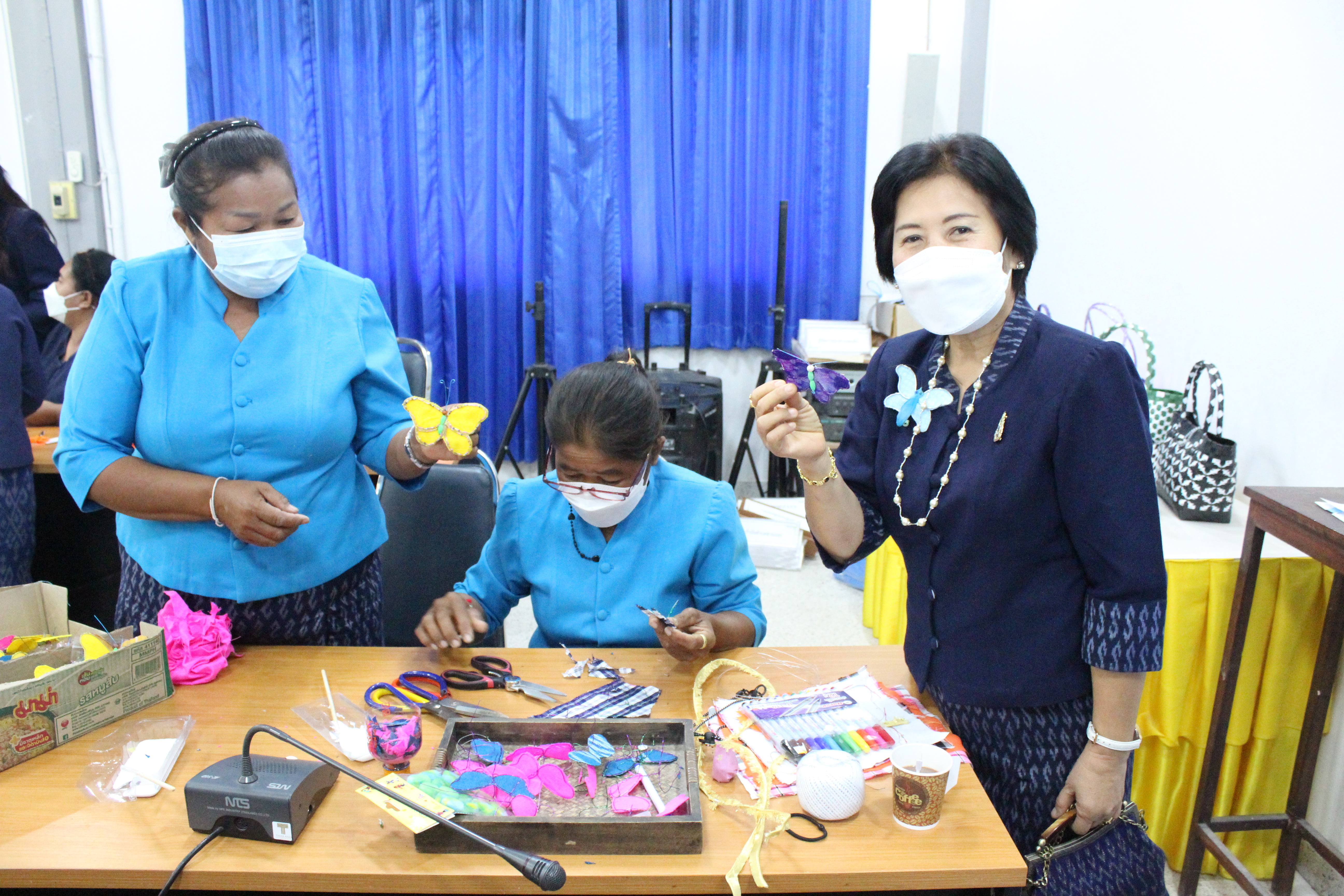 ผู้ว่าราชการจังหวัดยโสธร พร้อมนายยกเหล่ากาชาด ลงพื้นที่เยี่ยมให้กำลังใจกลุ่มในการประดิษฐ์ผีเสื้อ อำเภอเลิงนกทา จังหวัดยโสธร