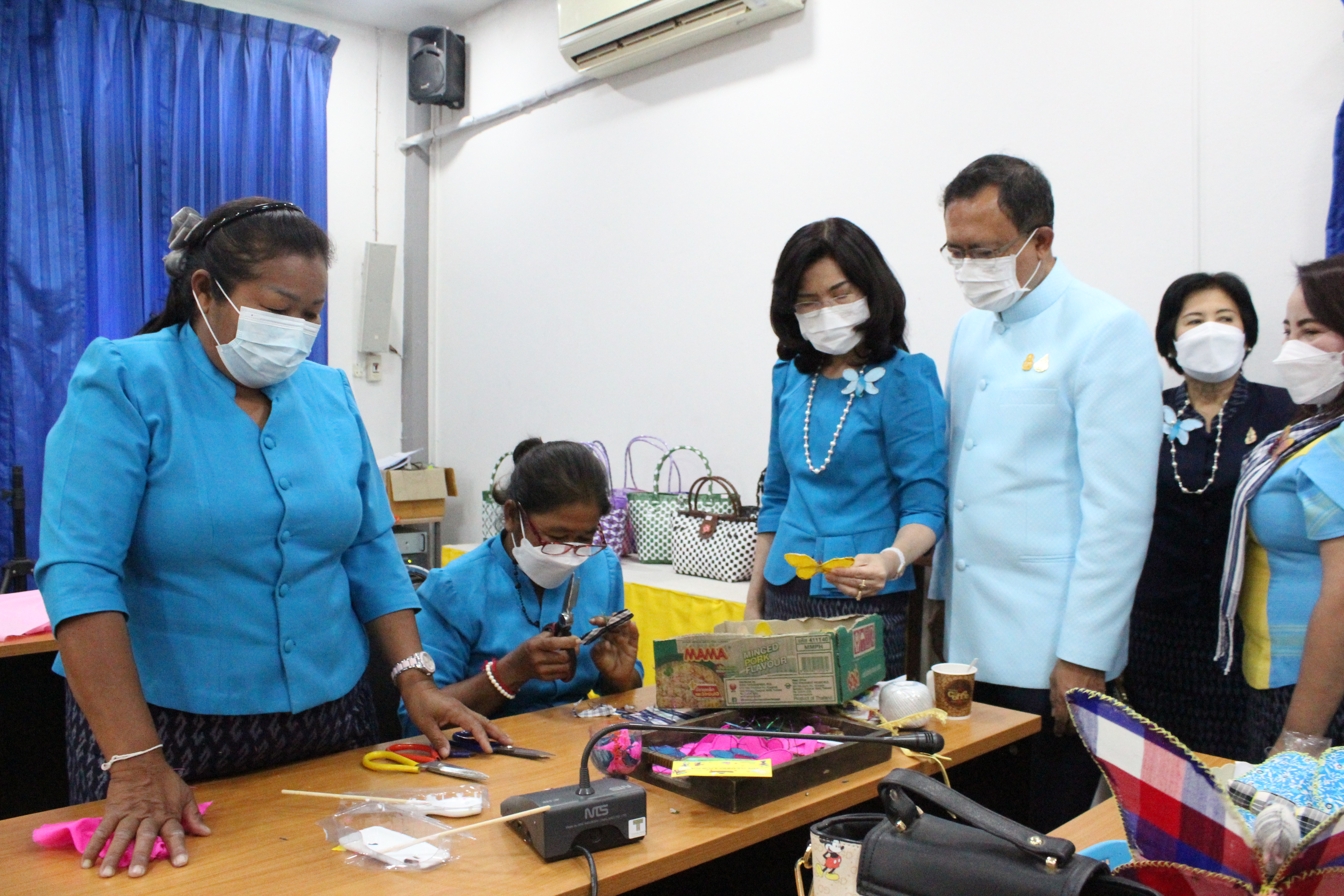 ผู้ว่าราชการจังหวัดยโสธร พร้อมนายยกเหล่ากาชาด ลงพื้นที่เยี่ยมให้กำลังใจกลุ่มในการประดิษฐ์ผีเสื้อ อำเภอเลิงนกทา จังหวัดยโสธร