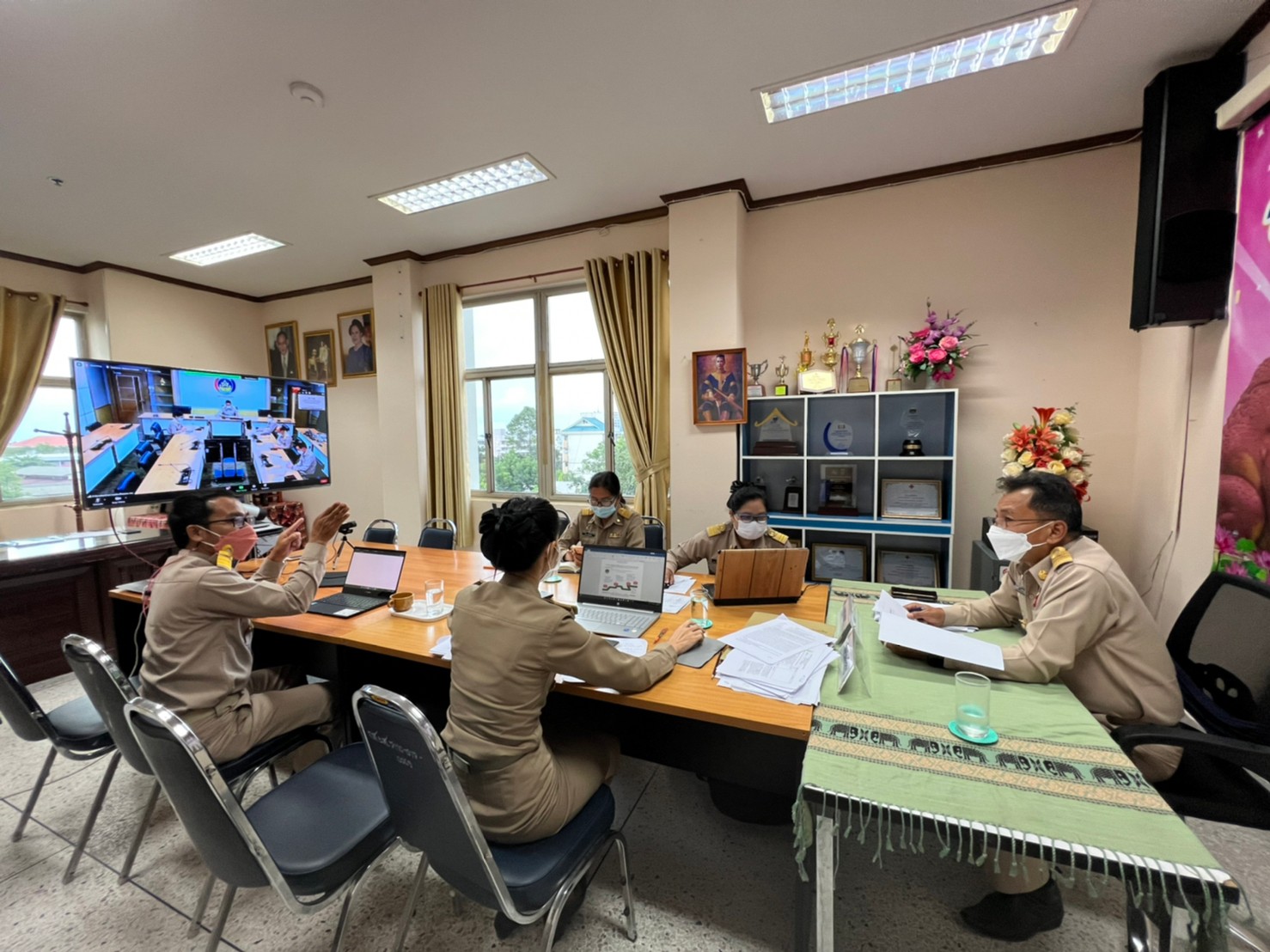 พช.ยโสธร ร่วมประชุมติดตามการขับเคลื่อนการดำเนินงานขจัดความยากจนและพัฒนาคนทุกช่วงวัยอย่างยั่งยืนตามหลักปรัชญาของเศรษฐกิจพอเพียง (การจัดทำแบบสรุปแผนครัวเรือน ศจพ.4)