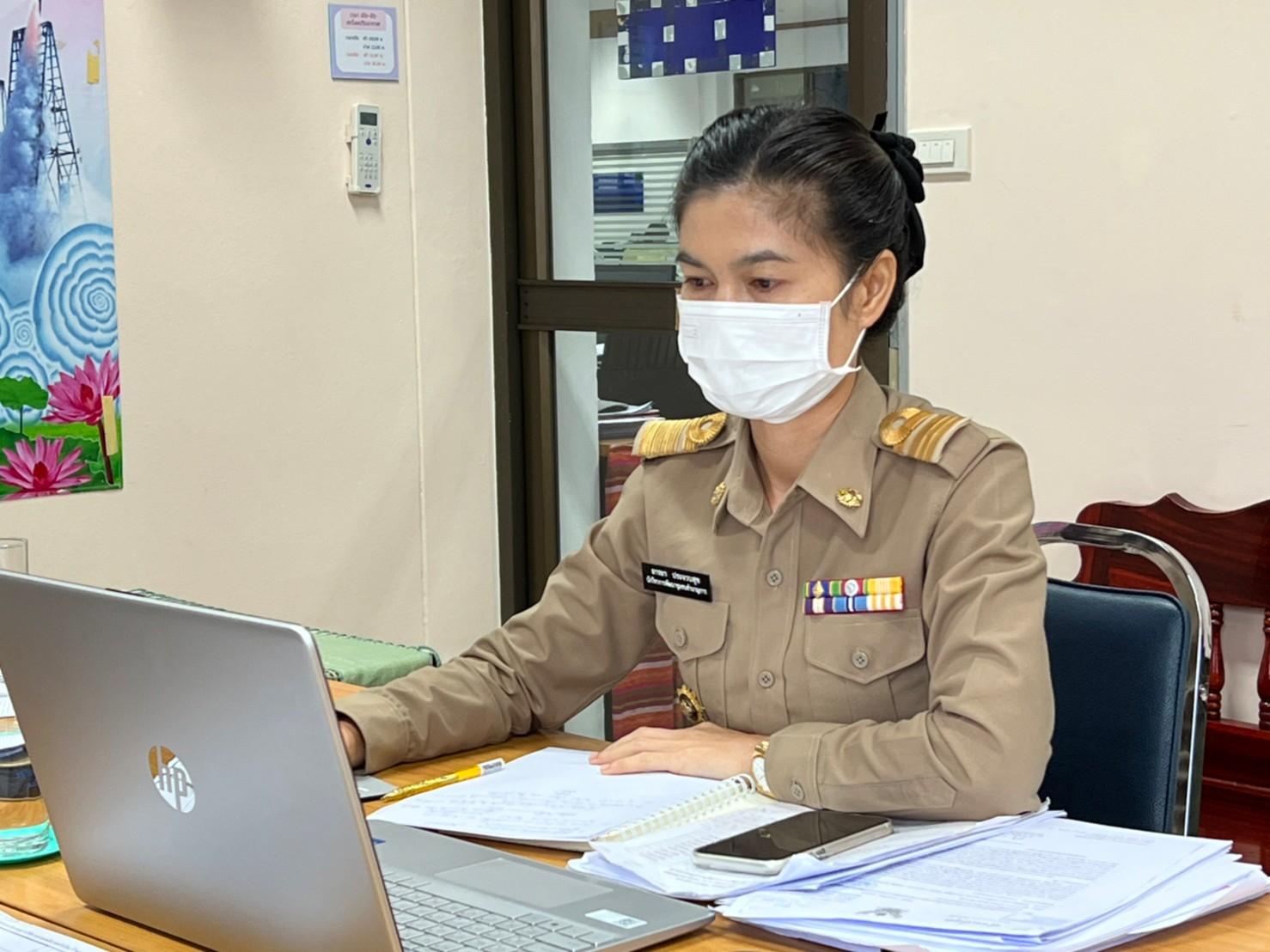 พช.ยโสธร ร่วมประชุมติดตามการขับเคลื่อนการดำเนินงานขจัดความยากจนและพัฒนาคนทุกช่วงวัยอย่างยั่งยืนตามหลักปรัชญาของเศรษฐกิจพอเพียง (การจัดทำแบบสรุปแผนครัวเรือน ศจพ.4)