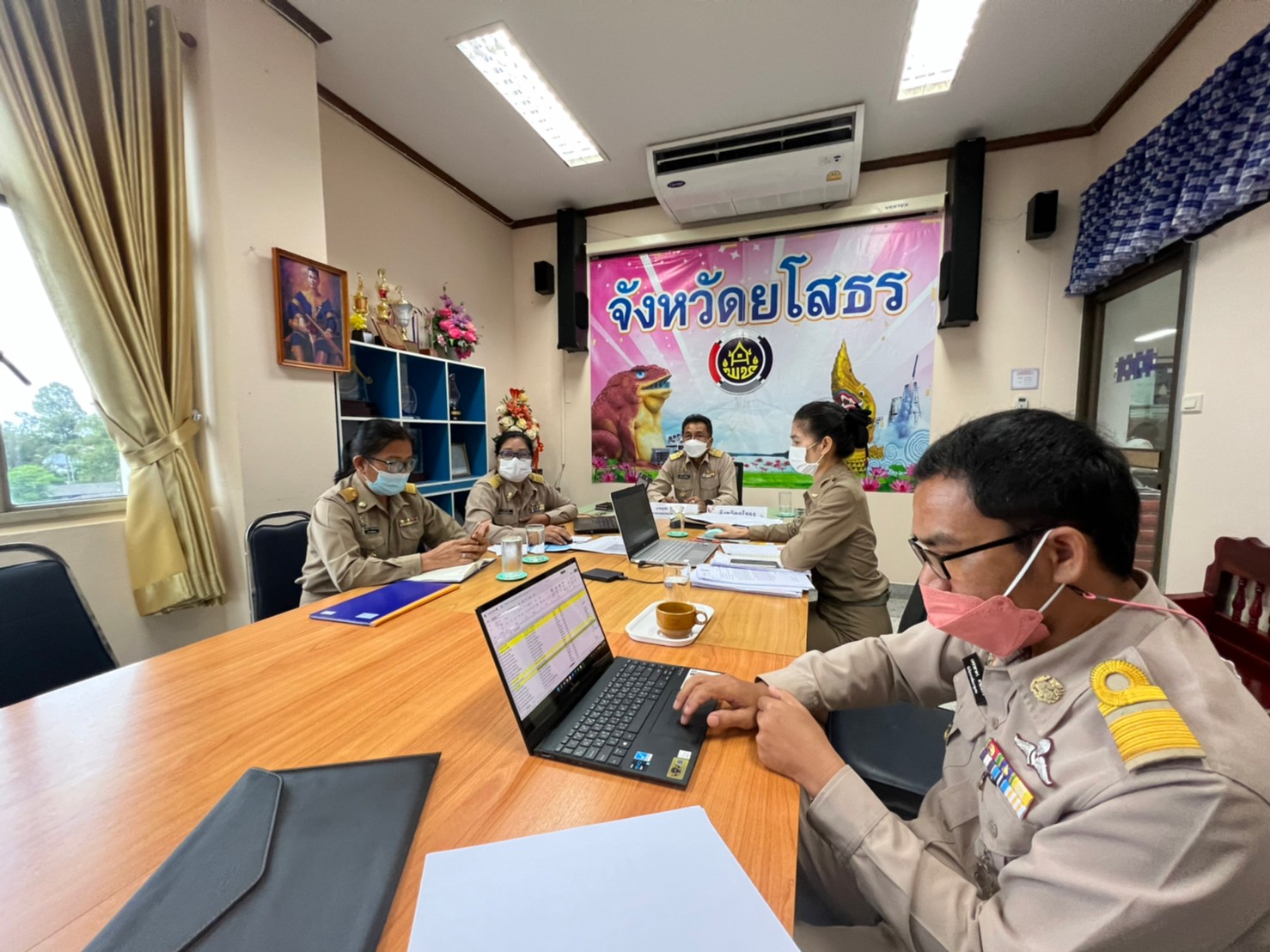 พช.ยโสธร ร่วมประชุมติดตามการขับเคลื่อนการดำเนินงานขจัดความยากจนและพัฒนาคนทุกช่วงวัยอย่างยั่งยืนตามหลักปรัชญาของเศรษฐกิจพอเพียง (การจัดทำแบบสรุปแผนครัวเรือน ศจพ.4)