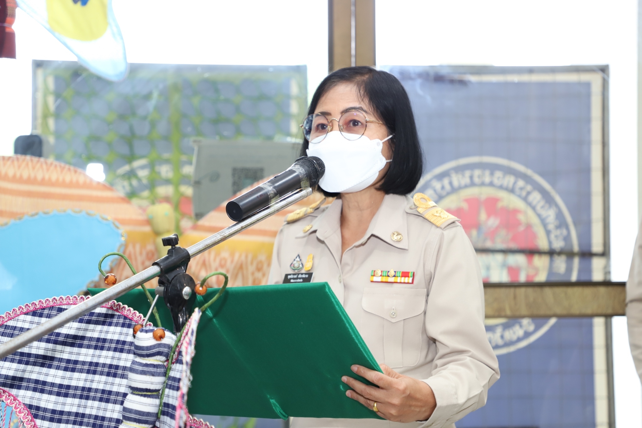 ผู้ว่าฯยโสธร รับมอบผีเสื้อที่ประดิษฐ์จากผ้าไหม ผ้าฝ้าย ผ้าตามอัตลักษณ์ของจังหวัดเพื่อเฉลิมพระเกียรติสมเด็จพระนางเจ้าสิริกิติ์ พระบรมราชินีนาถ พระบรมราชชนนีพันปีหลวงเนื่องในโอกาสมหามงคลเฉลิมพระชนมพรรษา 90 พรรษา 12 สิงหาคม 2565