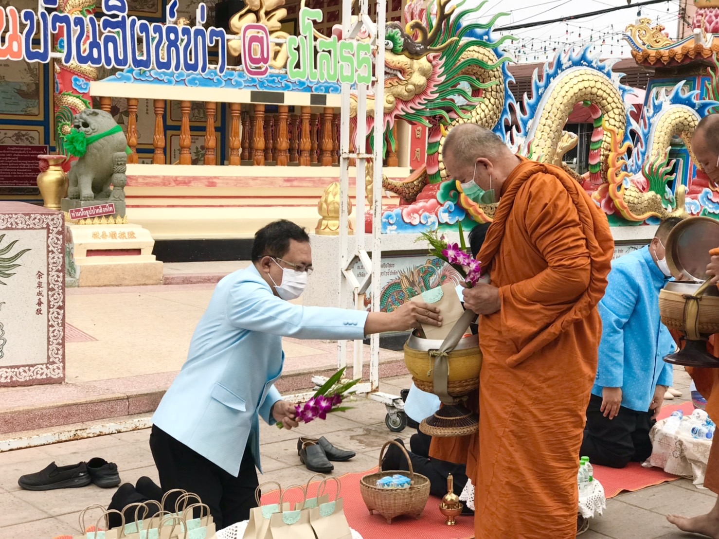 พช.ยโสธร สวมผ้าไทย ใส่ให้สนุก อนุรักษ์ผ้าไทยให้ทันสมัย ทำบุญตักบาตร ในงานทำบุญตักบาตรย้อนยุควิถีถิ่นวิถีไทย และจำหน่ายสินค้า OTOP ณ ถนนคนเดินยโสธร เมืองเก่าบ้านสิงห์ท่า