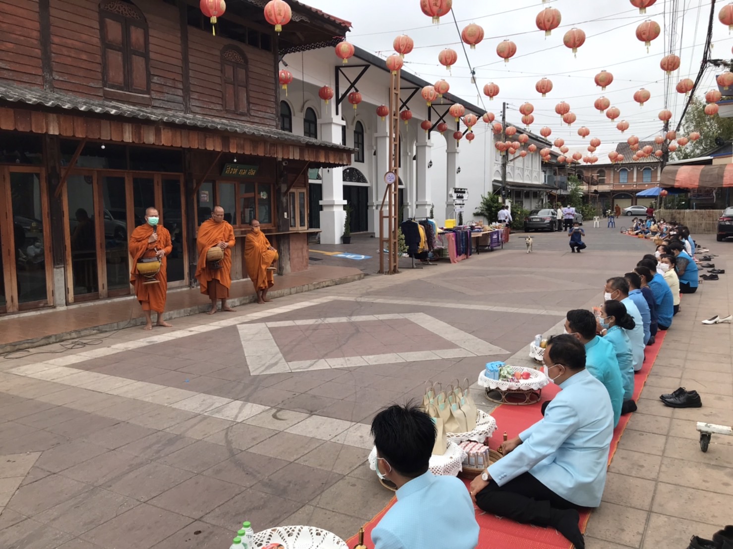 พช.ยโสธร สวมผ้าไทย ใส่ให้สนุก อนุรักษ์ผ้าไทยให้ทันสมัย ทำบุญตักบาตร ในงานทำบุญตักบาตรย้อนยุควิถีถิ่นวิถีไทย และจำหน่ายสินค้า OTOP ณ ถนนคนเดินยโสธร เมืองเก่าบ้านสิงห์ท่า
