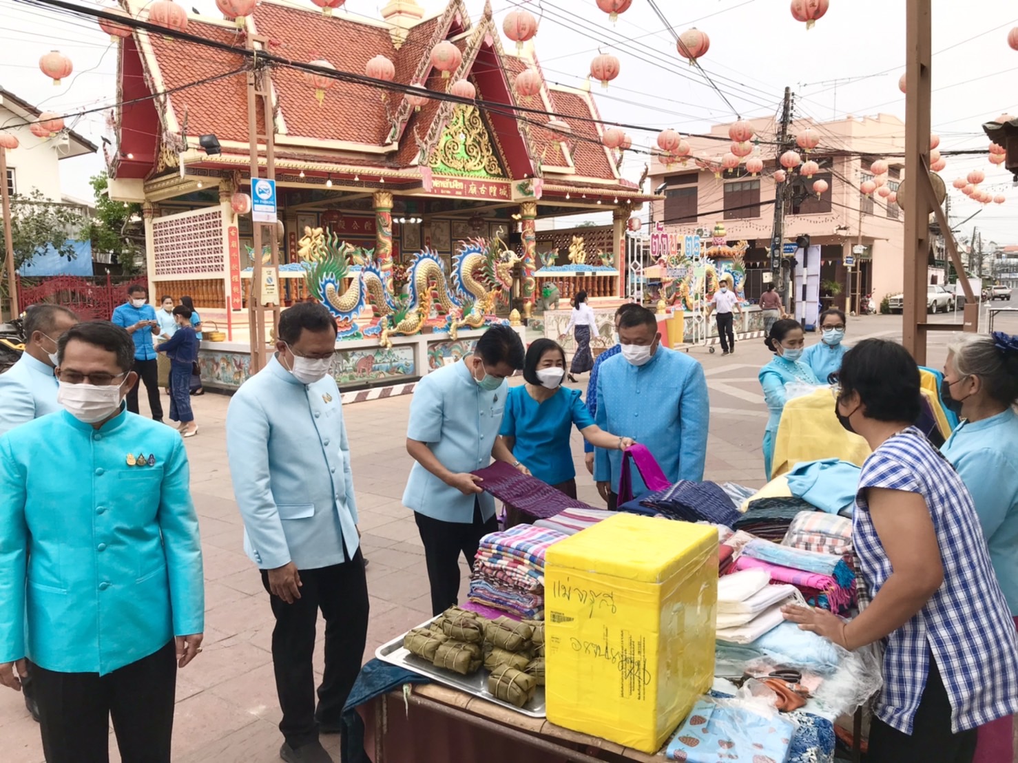 พช.ยโสธร สวมผ้าไทย ใส่ให้สนุก อนุรักษ์ผ้าไทยให้ทันสมัย ทำบุญตักบาตร ในงานทำบุญตักบาตรย้อนยุควิถีถิ่นวิถีไทย และจำหน่ายสินค้า OTOP ณ ถนนคนเดินยโสธร เมืองเก่าบ้านสิงห์ท่า
