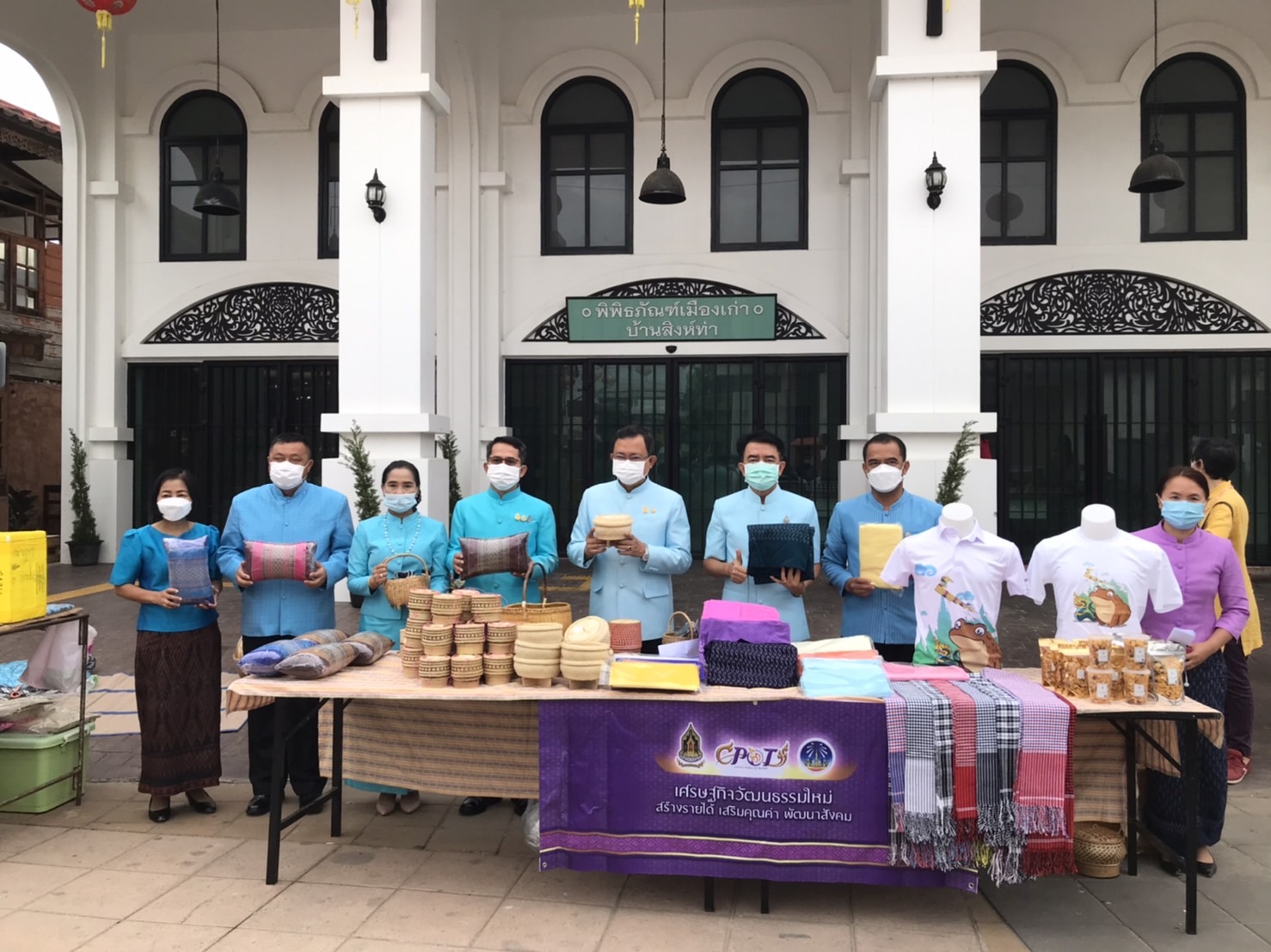 พช.ยโสธร สวมผ้าไทย ใส่ให้สนุก อนุรักษ์ผ้าไทยให้ทันสมัย ทำบุญตักบาตร ในงานทำบุญตักบาตรย้อนยุควิถีถิ่นวิถีไทย และจำหน่ายสินค้า OTOP ณ ถนนคนเดินยโสธร เมืองเก่าบ้านสิงห์ท่า