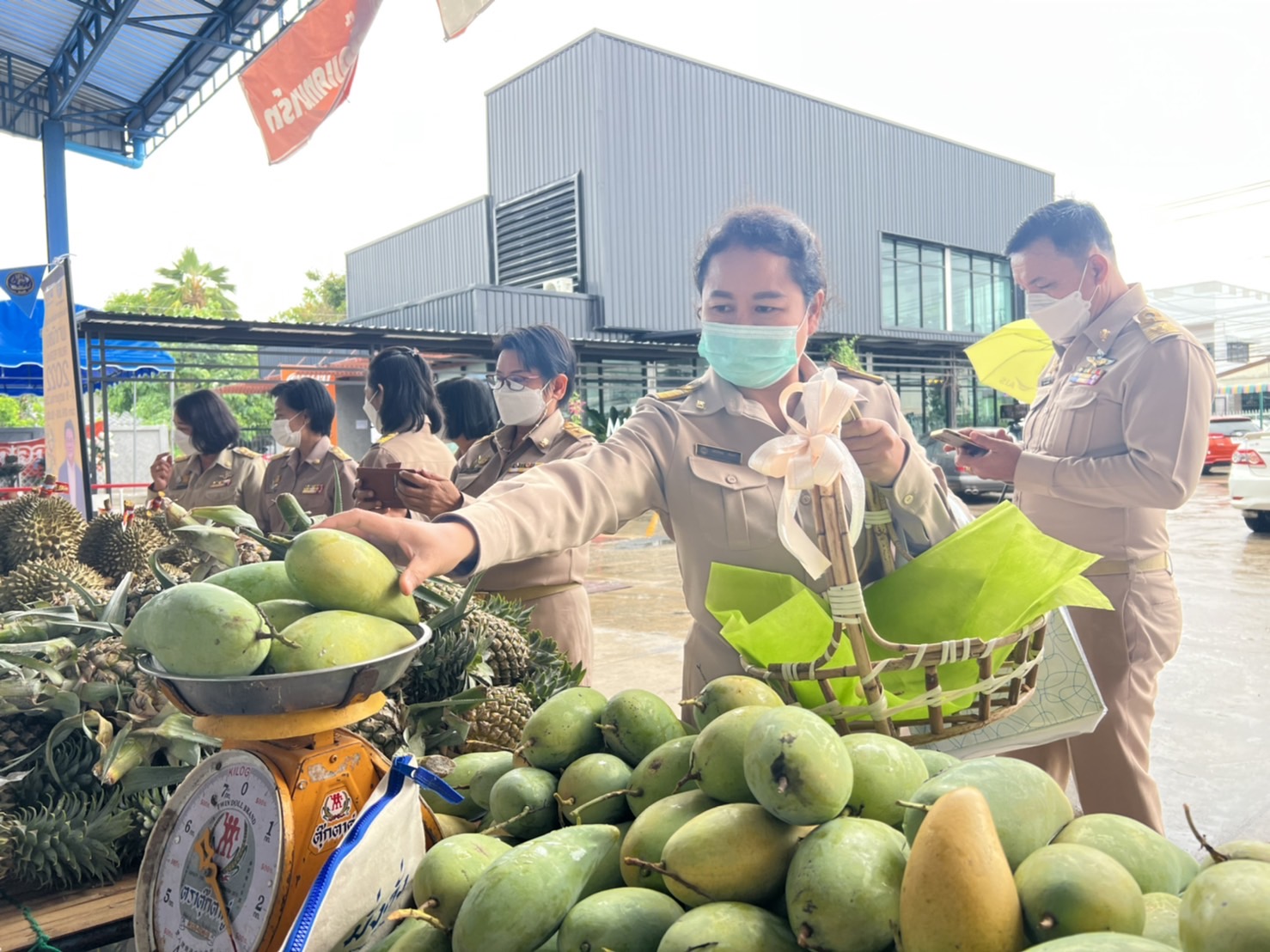 พช.ยโสธร ร่วมเปิดงานกิจกรรมรณรงค์บริโภคผลไม้  “พาณิชย์ FRUIT FESTIVAL 2022 จำหน่ายทุเรียน มะม่วง และสับปะรด ราคาย่อมเยา“