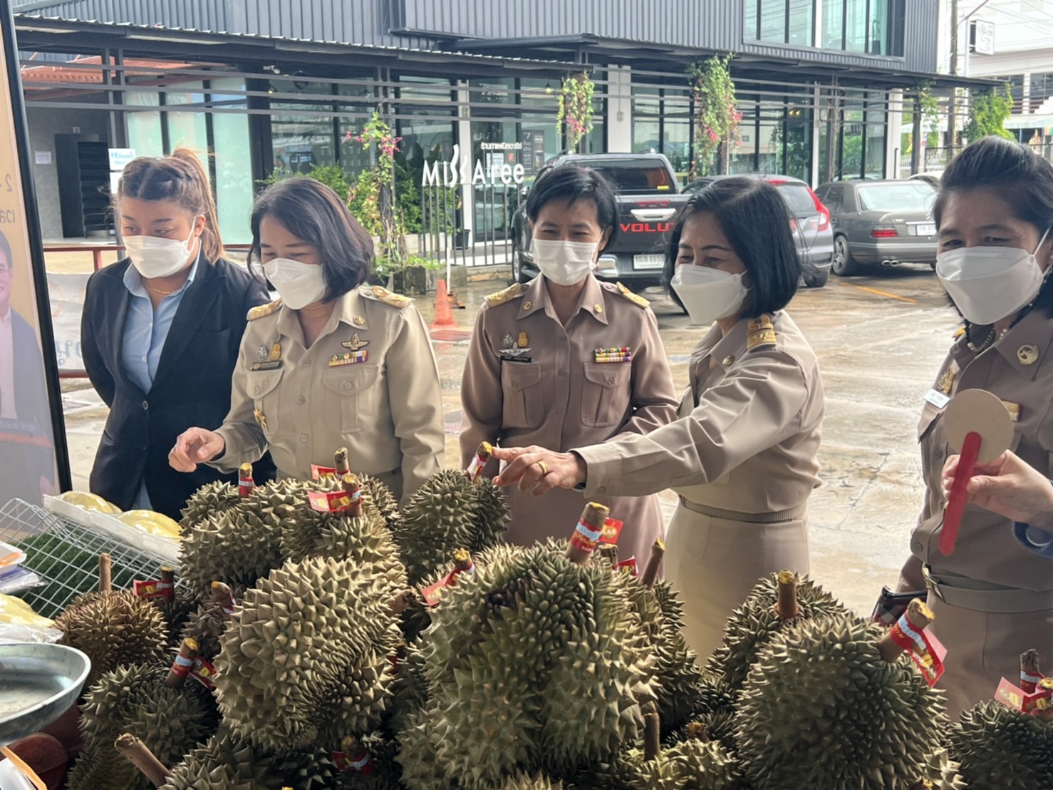 พช.ยโสธร ร่วมเปิดงานกิจกรรมรณรงค์บริโภคผลไม้  “พาณิชย์ FRUIT FESTIVAL 2022 จำหน่ายทุเรียน มะม่วง และสับปะรด ราคาย่อมเยา“