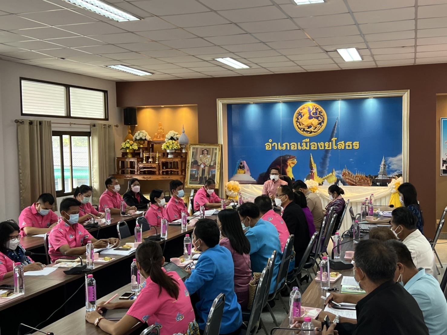 รองผู้ว่าฯ จังหวัดยโสธร ประชุมคณะกรรมการศูนย์อำนวยการขจัดความยากจนและพัฒนาคนทุกช่วงวัยอย่างยั่งยืนตามหลักปรัชญาเศรษฐกิจพอเพียง คณะที่ 1 อ.เมืองยโสธร อ.ป่าติ้ว อ.ทรายมูล และเทศบาลเมืองยโสธร