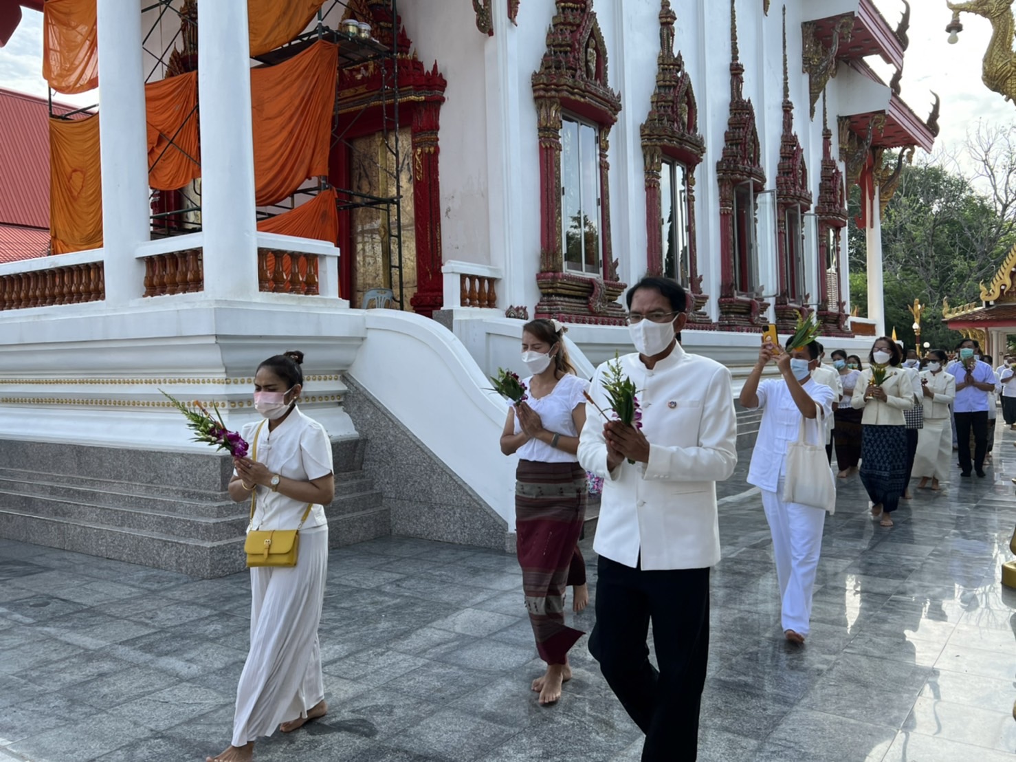 พช.ยโสธร ร่วมทำบุญตักบาตรและเวียนเทียนเนื่องในวันวิสาขบูชา ปี 2565