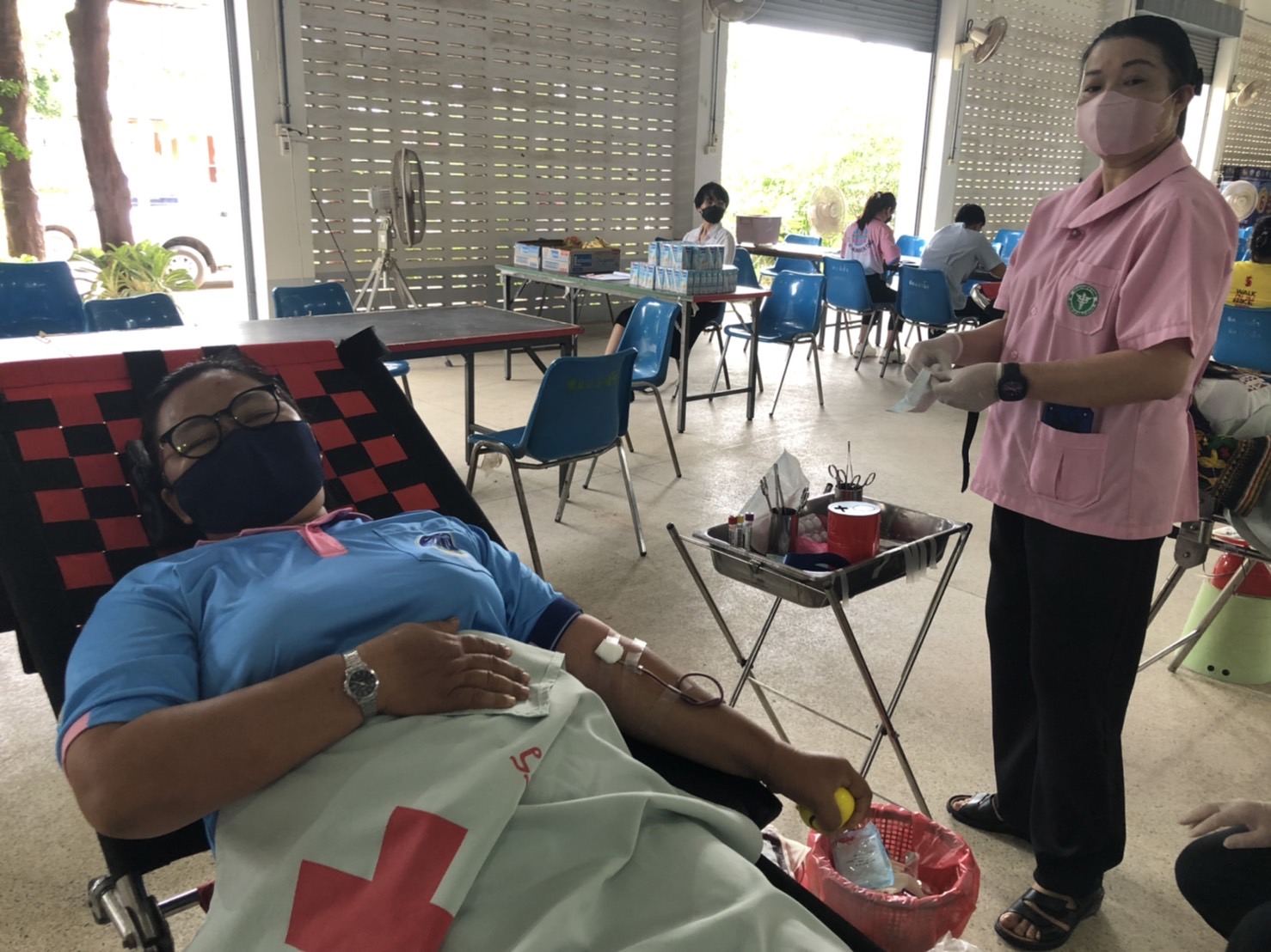 เครือข่ายกองทุนแม่ของแผ่นดินอำเภอป่าติ้ว จังหวัดยโสธรร่วมกิจกรรมบริจาคโลหิต “90 พรรษา 90 ล้านซีซี ถวายราชสดุดี สมเด็จพระบรมราชชนนีพันปีหลวง”