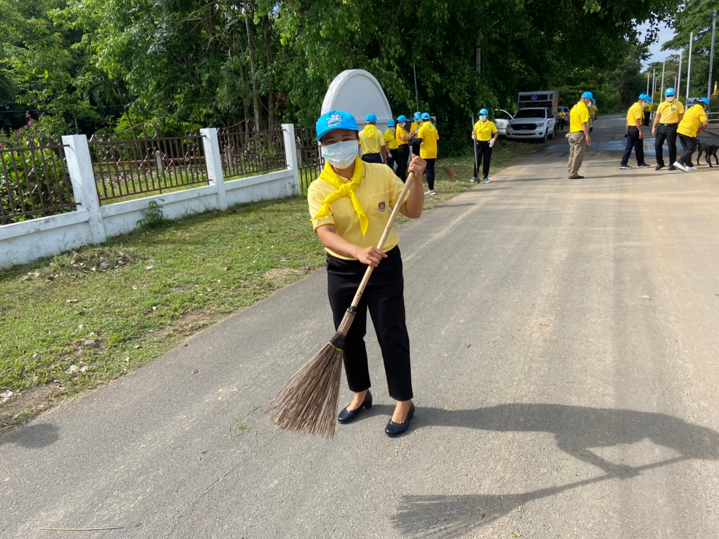 พช.ยโสธส ร่วมจิตอาสาพระราชทานจังหวัดยโสธร ทำความดี จิตอาสาพัฒนาปรับปรุงภูมิทัศน์ เนื่องในวันฉัตรมงคล
