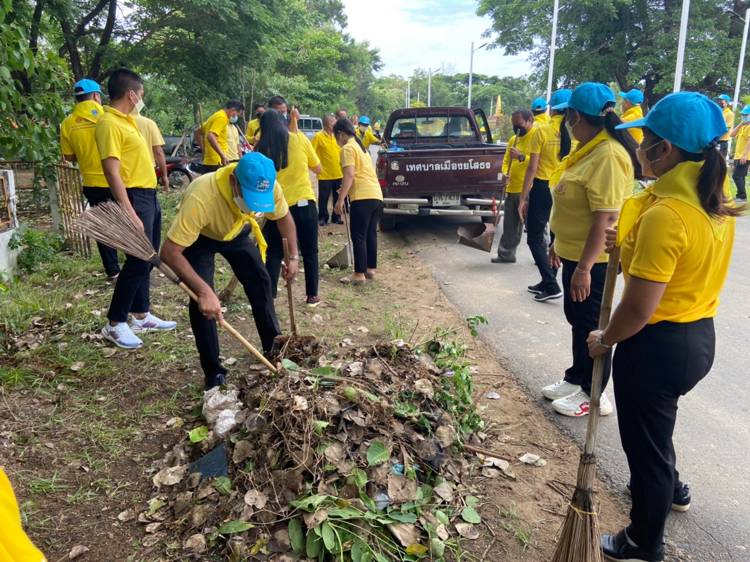พช.ยโสธส ร่วมจิตอาสาพระราชทานจังหวัดยโสธร ทำความดี จิตอาสาพัฒนาปรับปรุงภูมิทัศน์ เนื่องในวันฉัตรมงคล