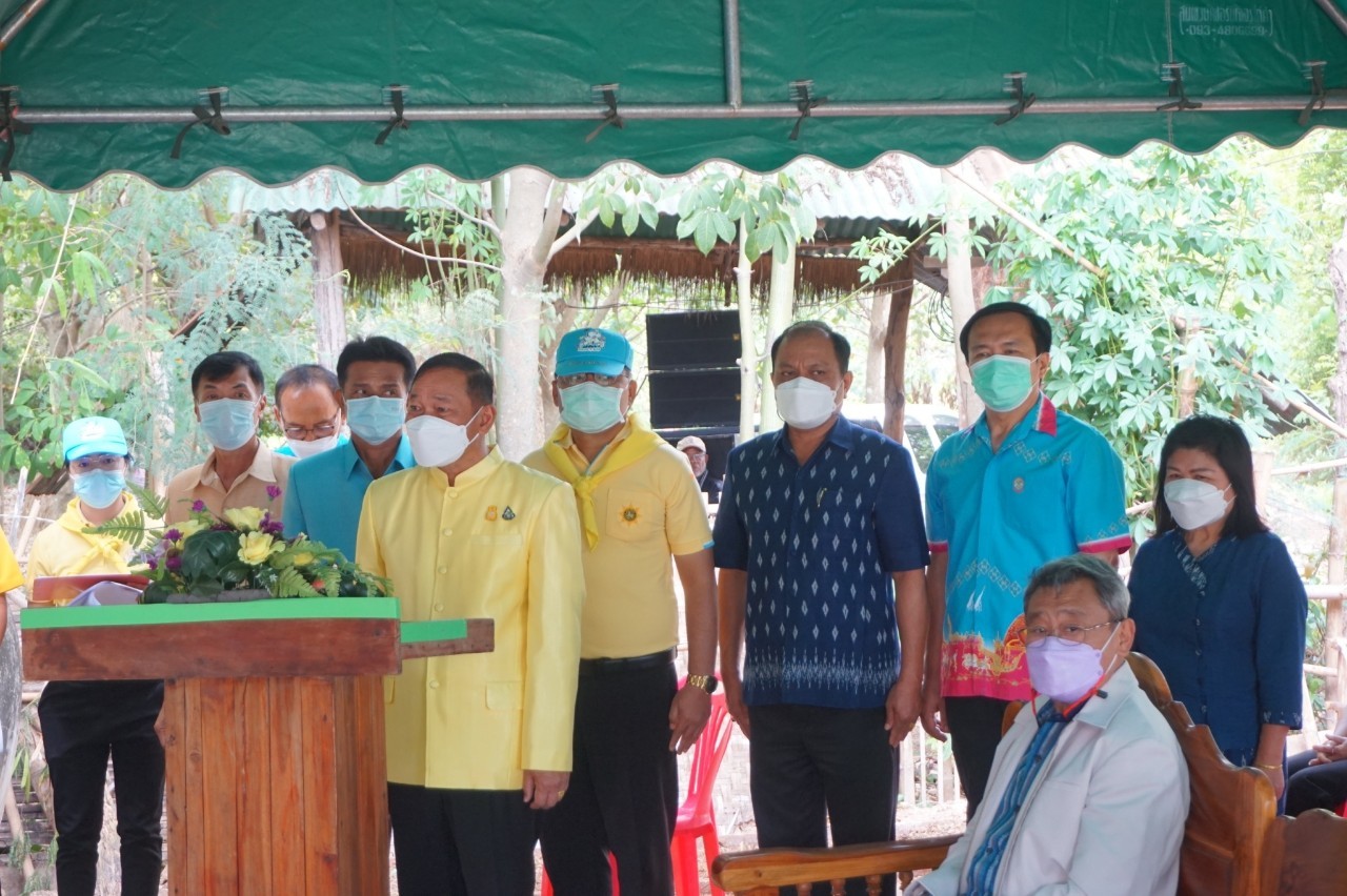 ผู้ว่าราชการจังหวัดยโสธร   มอบบ้านโครงการขจัดความยากจนและพัฒนาคนทุกช่วงวัย เนื่องในโอกาสมหามงคลพระราชพิธีบรมราชาภิเษกและวันฉัตรมงคล ประจำปี 2565