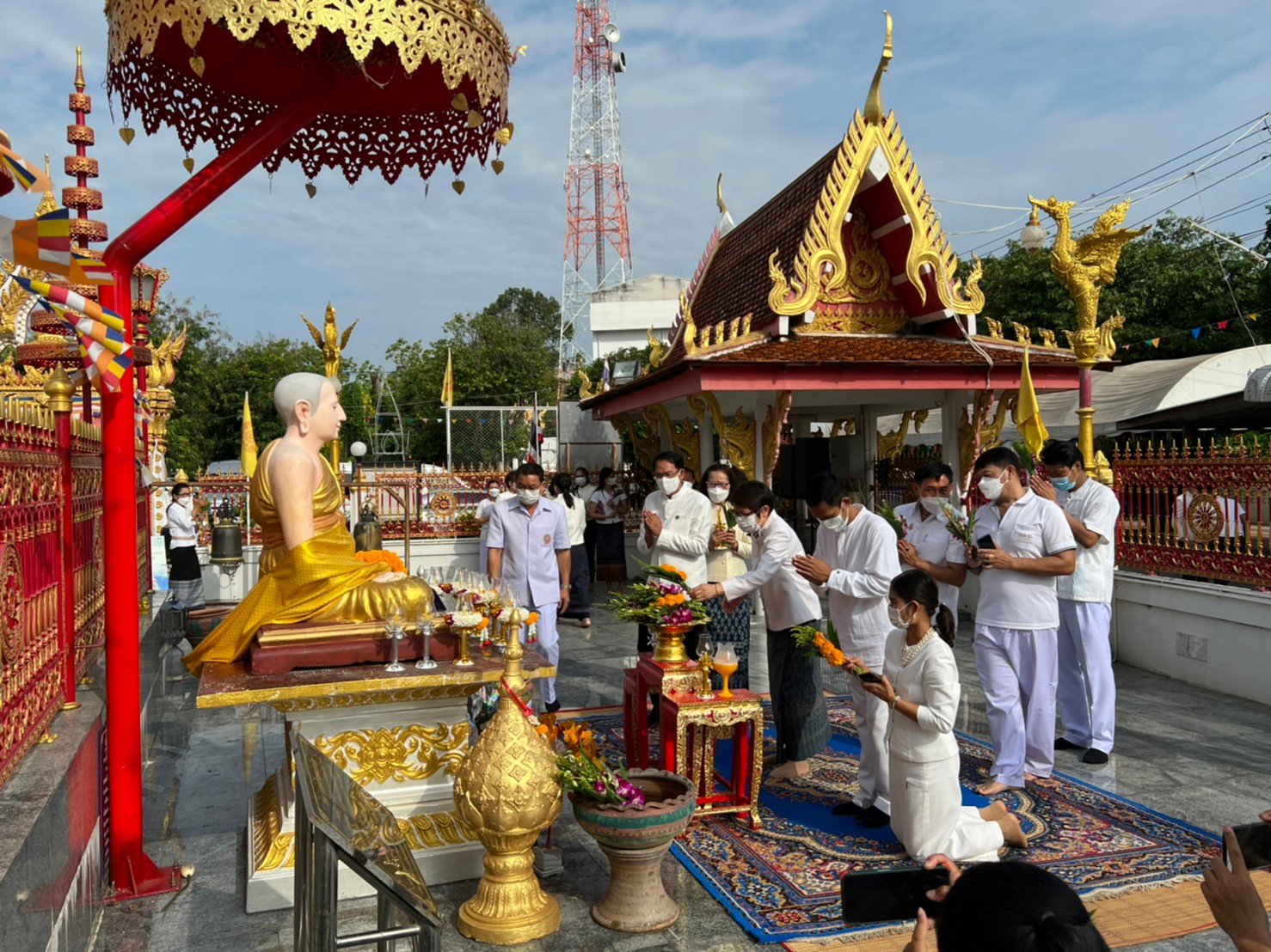 พช.ยโสธร ร่วมทำบุญตักบาตรและเวียนเทียนเนื่องในวันวิสาขบูชา ปี 2565