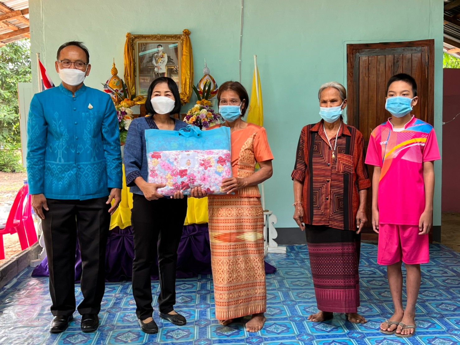 ผู้ว่าราชการจังหวัดยโสธร   มอบบ้านโครงการขจัดความยากจนและพัฒนาคนทุกช่วงวัย เนื่องในโอกาสมหามงคลพระราชพิธีบรมราชาภิเษกและวันฉัตรมงคล ประจำปี 2565