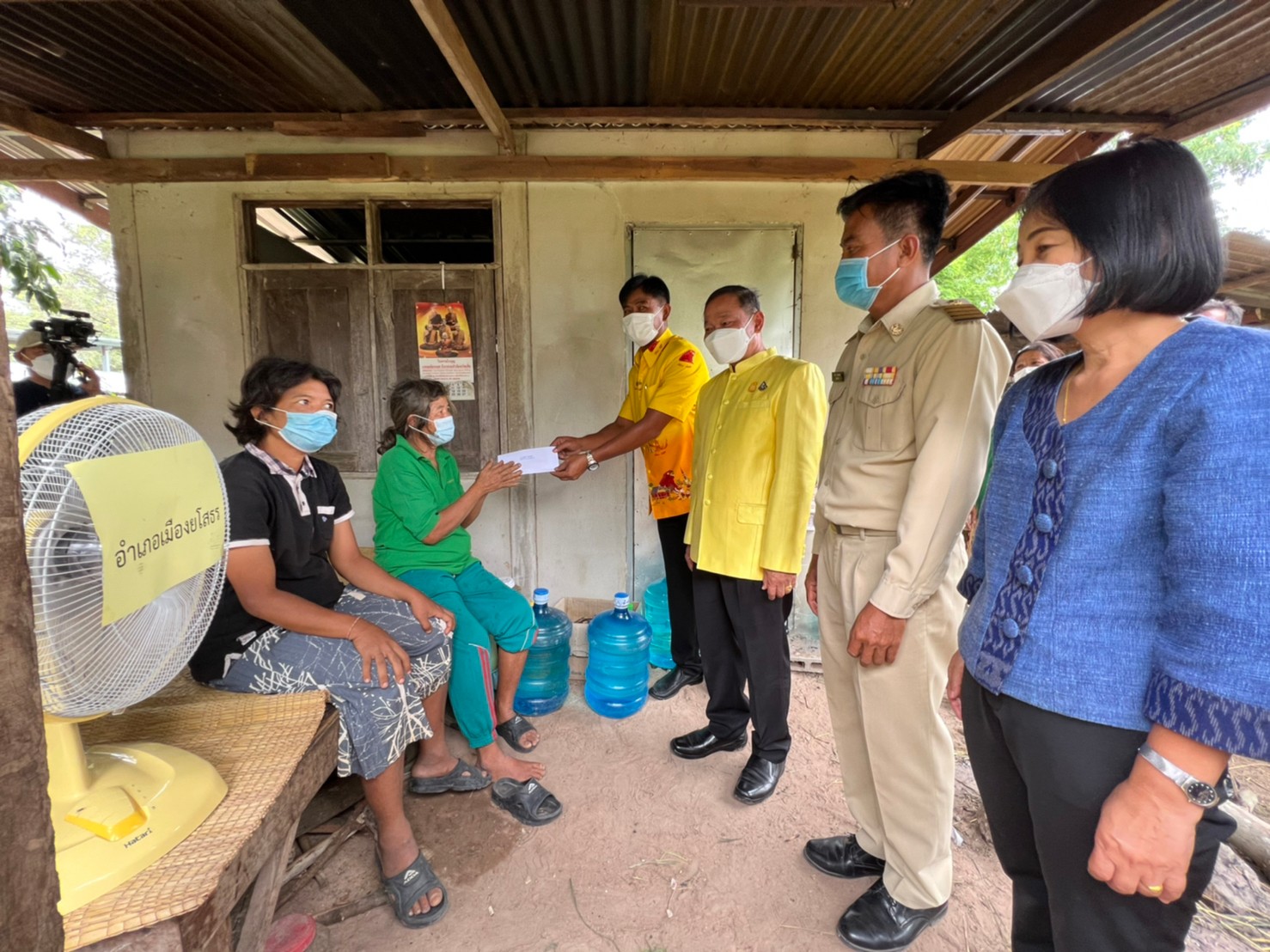พช.ยโสธร ลงพื้นที่ติดตาม/ ให้กำลังใจครัวเรือนเป้าหมายตามโครงการขจัดความยากจนและพัฒนาคนทุกช่วงวัยอย่างยืน ตามหลักปรัชญาของเศรษฐกิจพอเพียงในพื้นที่ ตำบลสิงห์  อำเภอเมืองยโสธร 
