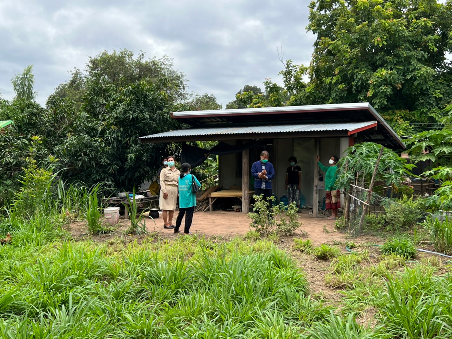 พช.ยโสธร ลงพื้นที่ติดตาม/ ให้กำลังใจครัวเรือนเป้าหมายตามโครงการขจัดความยากจนและพัฒนาคนทุกช่วงวัยอย่างยืน ตามหลักปรัชญาของเศรษฐกิจพอเพียงในพื้นที่ ตำบลสิงห์  อำเภอเมืองยโสธร 