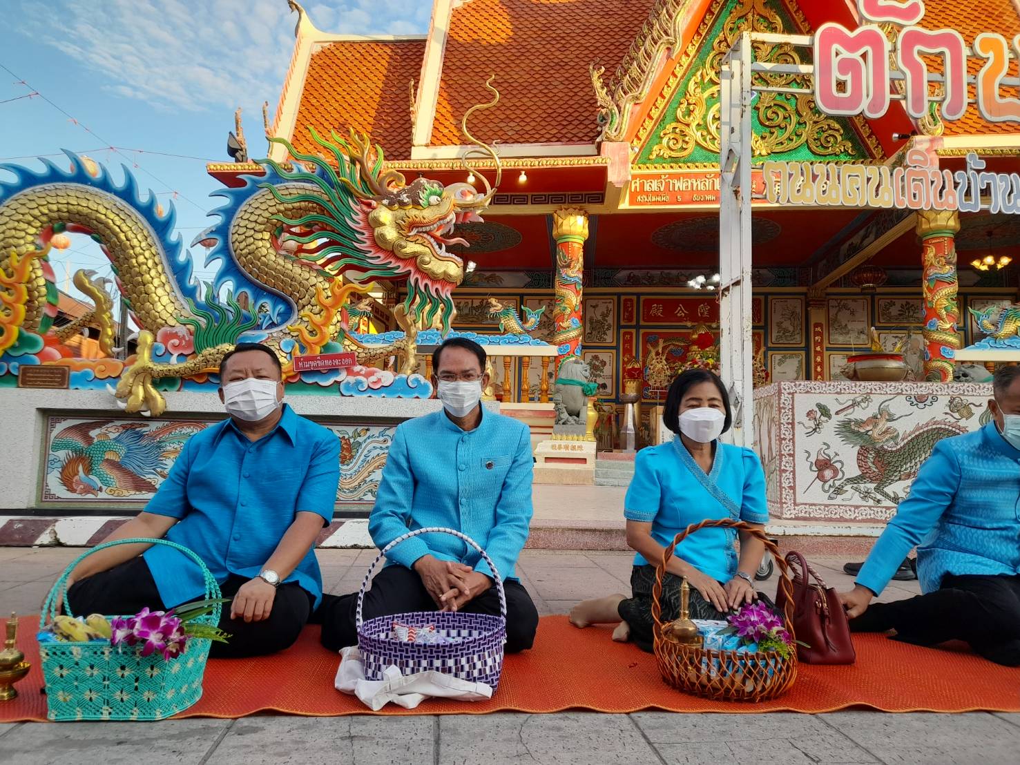 พช.ยโสธร สวมผ้าไทย ใส่ให้สนุก อนุรักษ์ผ้าไทยให้ทันสมัย ทำบุญตักบาตร ในงานทำบุญตักบาตรย้อนยุควิถีถิ่นวิถีไทย และจำหน่ายสินค้า OTOP ณ ถนนคนเดินยโสธร เมืองเก่าบ้านสิงห์ท่า