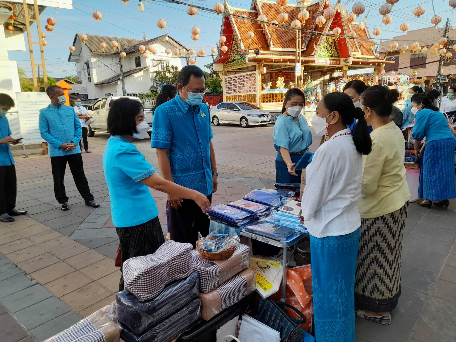 พช.ยโสธร สวมผ้าไทย ใส่ให้สนุก อนุรักษ์ผ้าไทยให้ทันสมัย ทำบุญตักบาตร ในงานทำบุญตักบาตรย้อนยุควิถีถิ่นวิถีไทย และจำหน่ายสินค้า OTOP ณ ถนนคนเดินยโสธร เมืองเก่าบ้านสิงห์ท่า