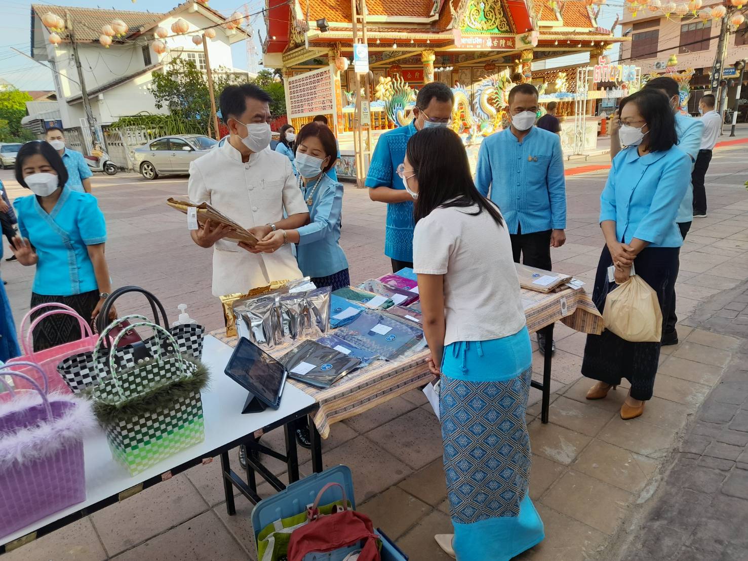 พช.ยโสธร สวมผ้าไทย ใส่ให้สนุก อนุรักษ์ผ้าไทยให้ทันสมัย ทำบุญตักบาตร ในงานทำบุญตักบาตรย้อนยุควิถีถิ่นวิถีไทย และจำหน่ายสินค้า OTOP ณ ถนนคนเดินยโสธร เมืองเก่าบ้านสิงห์ท่า