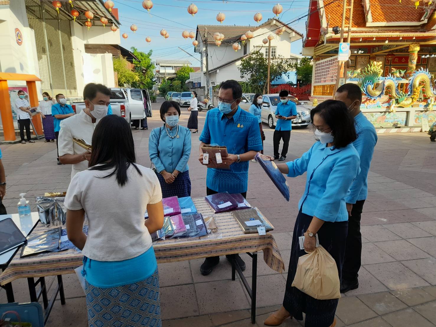 พช.ยโสธร สวมผ้าไทย ใส่ให้สนุก อนุรักษ์ผ้าไทยให้ทันสมัย ทำบุญตักบาตร ในงานทำบุญตักบาตรย้อนยุควิถีถิ่นวิถีไทย และจำหน่ายสินค้า OTOP ณ ถนนคนเดินยโสธร เมืองเก่าบ้านสิงห์ท่า