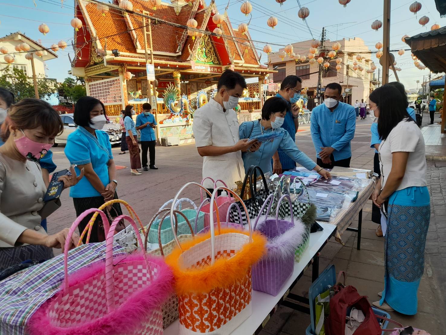 พช.ยโสธร สวมผ้าไทย ใส่ให้สนุก อนุรักษ์ผ้าไทยให้ทันสมัย ทำบุญตักบาตร ในงานทำบุญตักบาตรย้อนยุควิถีถิ่นวิถีไทย และจำหน่ายสินค้า OTOP ณ ถนนคนเดินยโสธร เมืองเก่าบ้านสิงห์ท่า