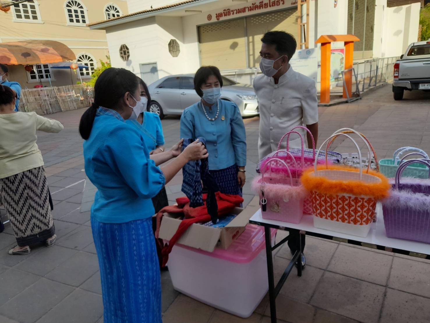 พช.ยโสธร สวมผ้าไทย ใส่ให้สนุก อนุรักษ์ผ้าไทยให้ทันสมัย ทำบุญตักบาตร ในงานทำบุญตักบาตรย้อนยุควิถีถิ่นวิถีไทย และจำหน่ายสินค้า OTOP ณ ถนนคนเดินยโสธร เมืองเก่าบ้านสิงห์ท่า