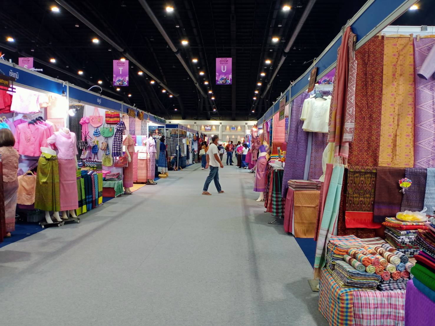 พช.ยโสธร นำผู้ประกอบการ OTOP เข้าร่วมงาน OTOP Midyear 2022 “สุขช้อป สุขใจ สุขทั่วไทย รวมไว้ในที่เดียว