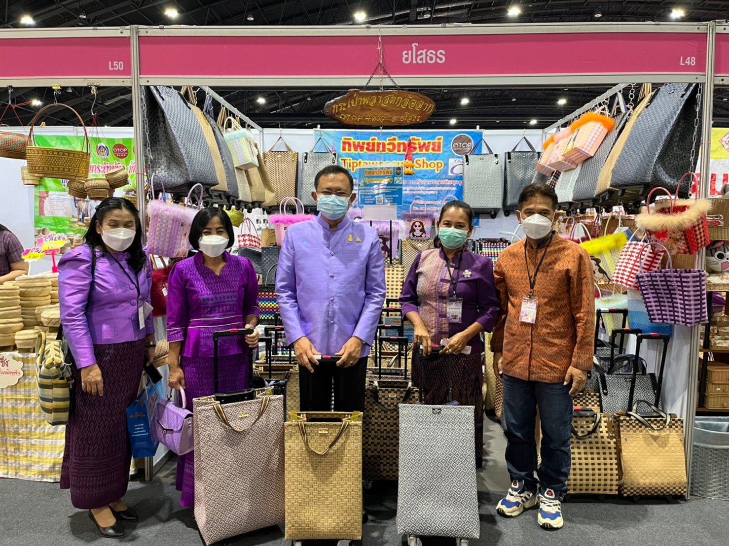 พช.ยโสธร  นำผู้ประกอบการ OTOP เข้าร่วมงาน OTOP Midyear 2022 “สุขช้อป สุขใจ สุขทั่วไทย รวมไว้ในที่เดียว