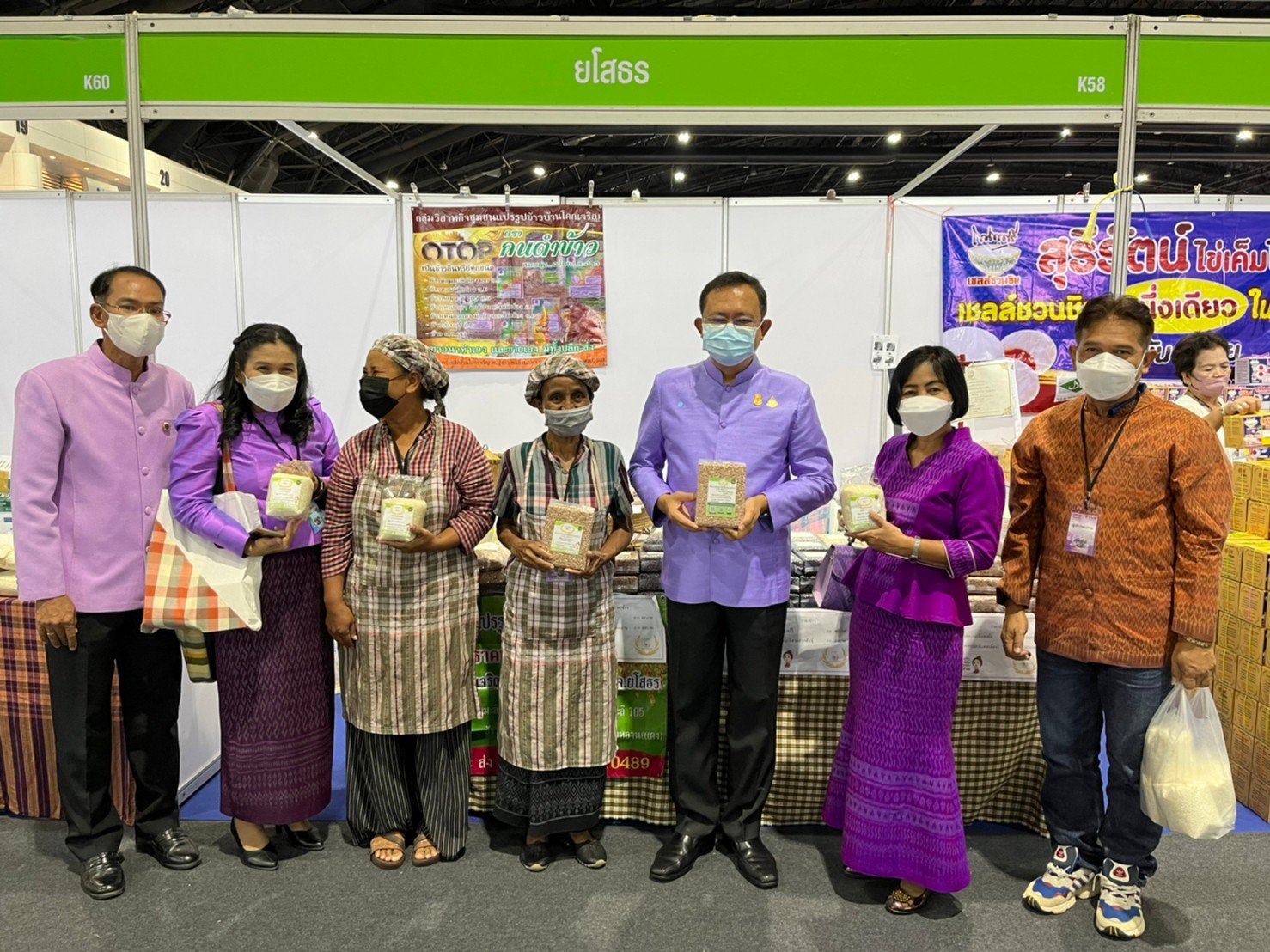 พช.ยโสธร  นำผู้ประกอบการ OTOP เข้าร่วมงาน OTOP Midyear 2022 “สุขช้อป สุขใจ สุขทั่วไทย รวมไว้ในที่เดียว