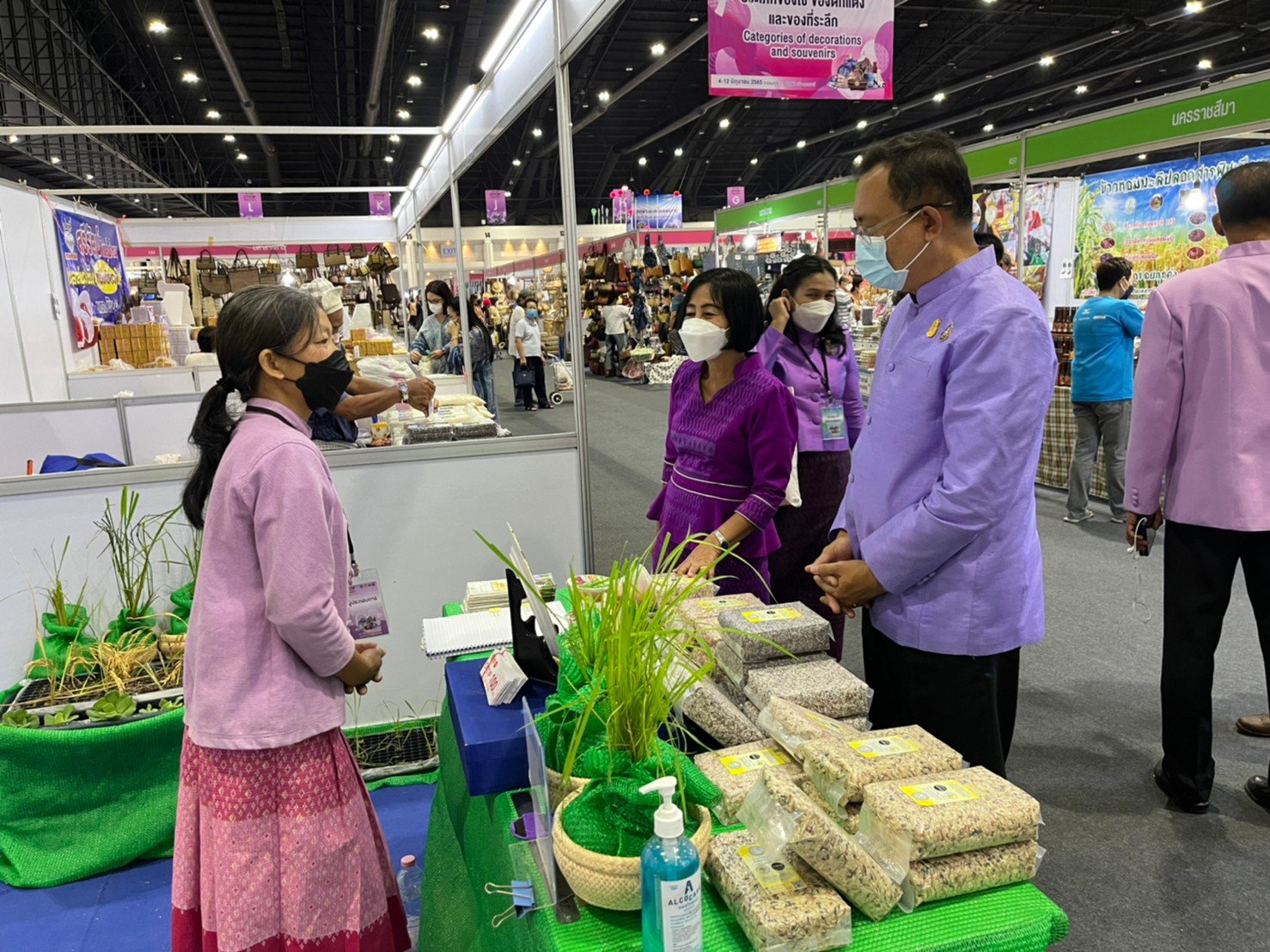 พช.ยโสธร  นำผู้ประกอบการ OTOP เข้าร่วมงาน OTOP Midyear 2022 “สุขช้อป สุขใจ สุขทั่วไทย รวมไว้ในที่เดียว