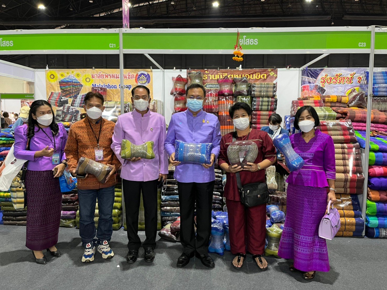 พช.ยโสธร  นำผู้ประกอบการ OTOP เข้าร่วมงาน OTOP Midyear 2022 “สุขช้อป สุขใจ สุขทั่วไทย รวมไว้ในที่เดียว