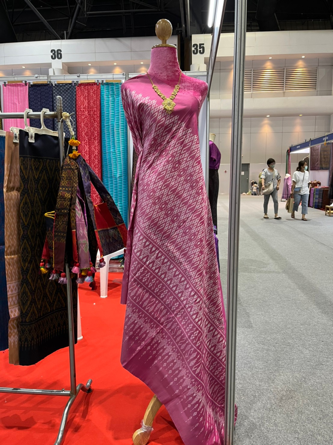 พช.ยโสธร นำผู้ประกอบการ OTOP เข้าร่วมงาน OTOP Midyear 2022 “สุขช้อป สุขใจ สุขทั่วไทย รวมไว้ในที่เดียว