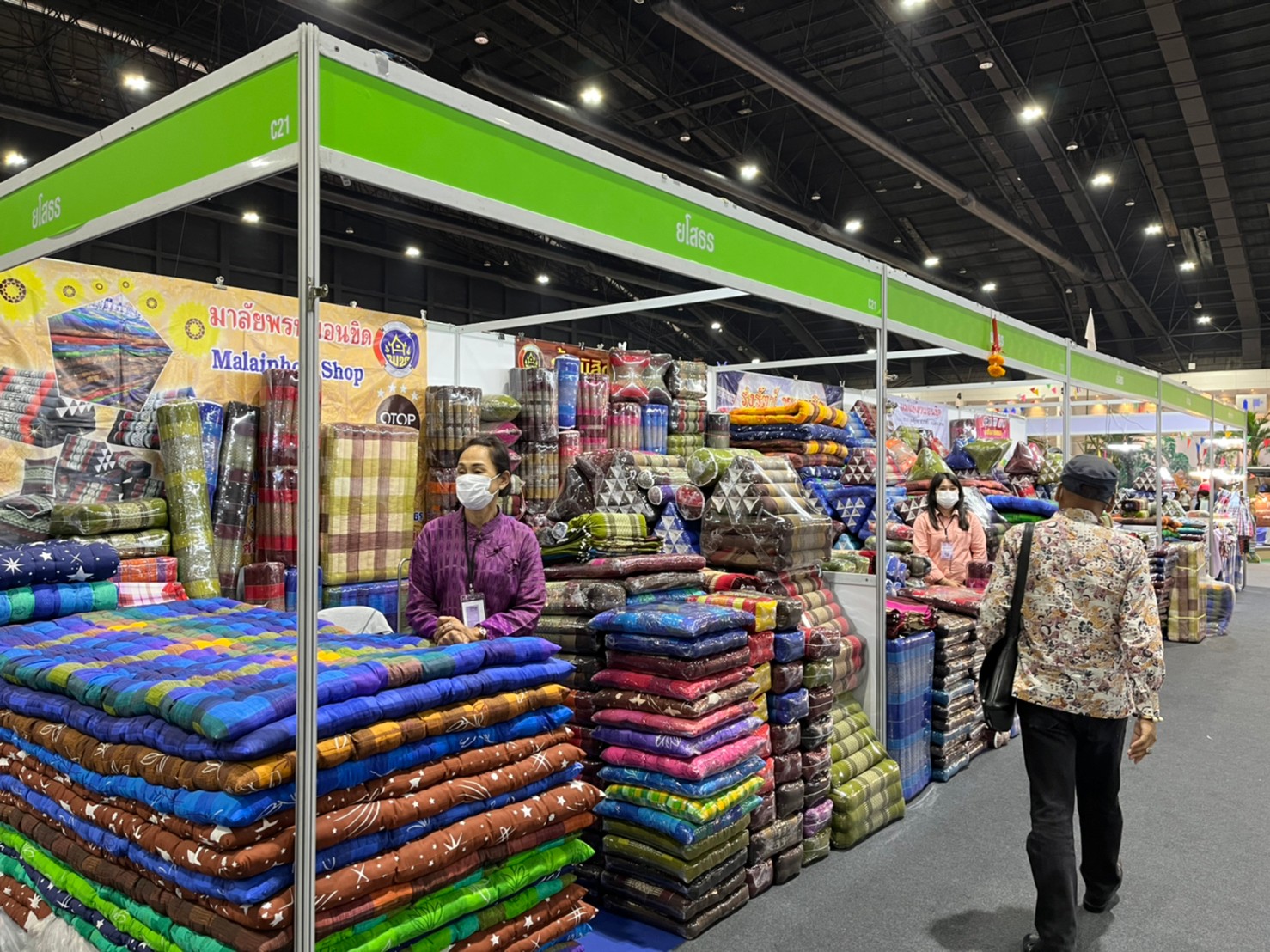 พช.ยโสธร นำผู้ประกอบการ OTOP เข้าร่วมงาน OTOP Midyear 2022 “สุขช้อป สุขใจ สุขทั่วไทย รวมไว้ในที่เดียว