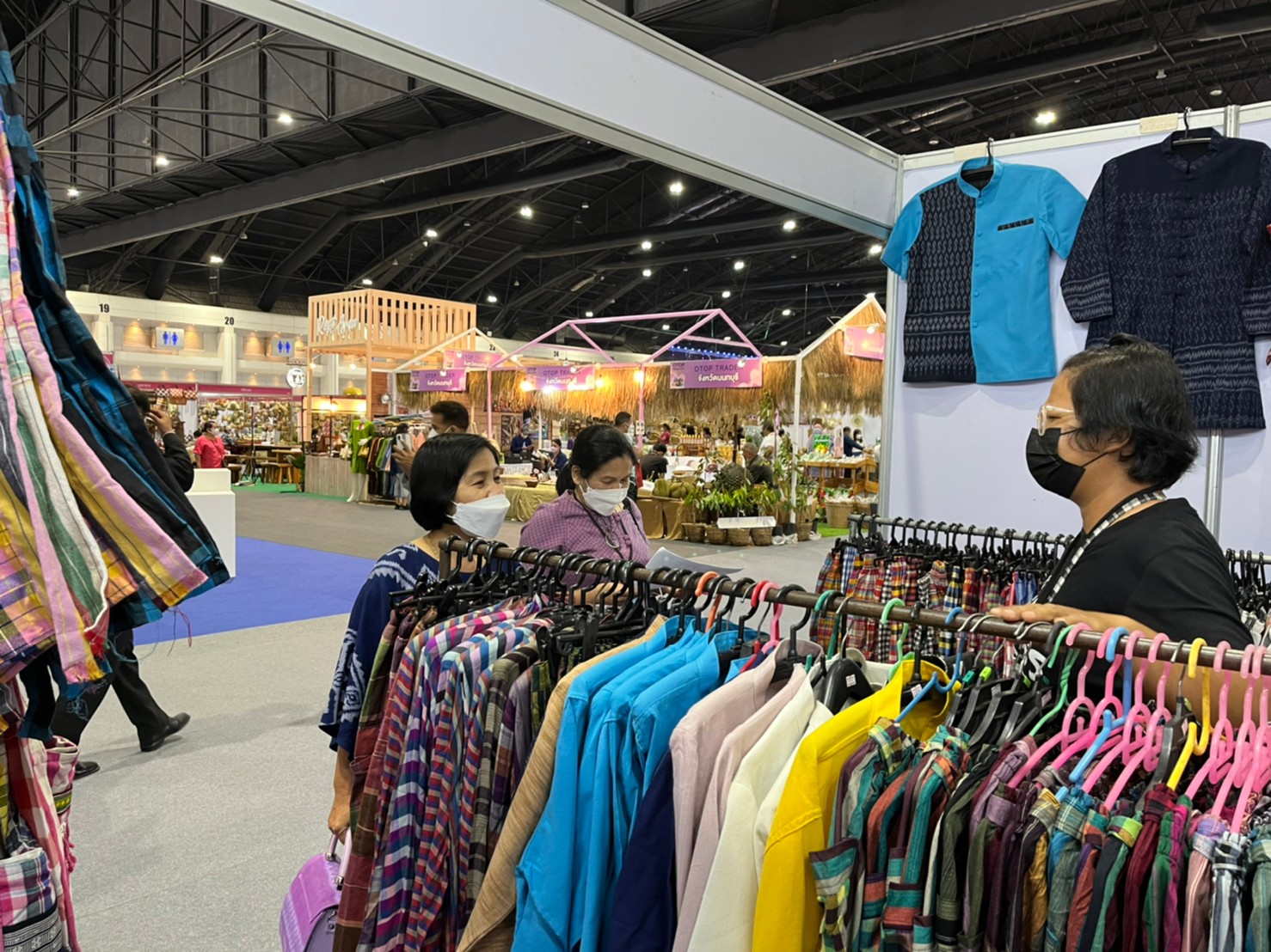 พช.ยโสธร นำผู้ประกอบการ OTOP เข้าร่วมงาน OTOP Midyear 2022 “สุขช้อป สุขใจ สุขทั่วไทย รวมไว้ในที่เดียว