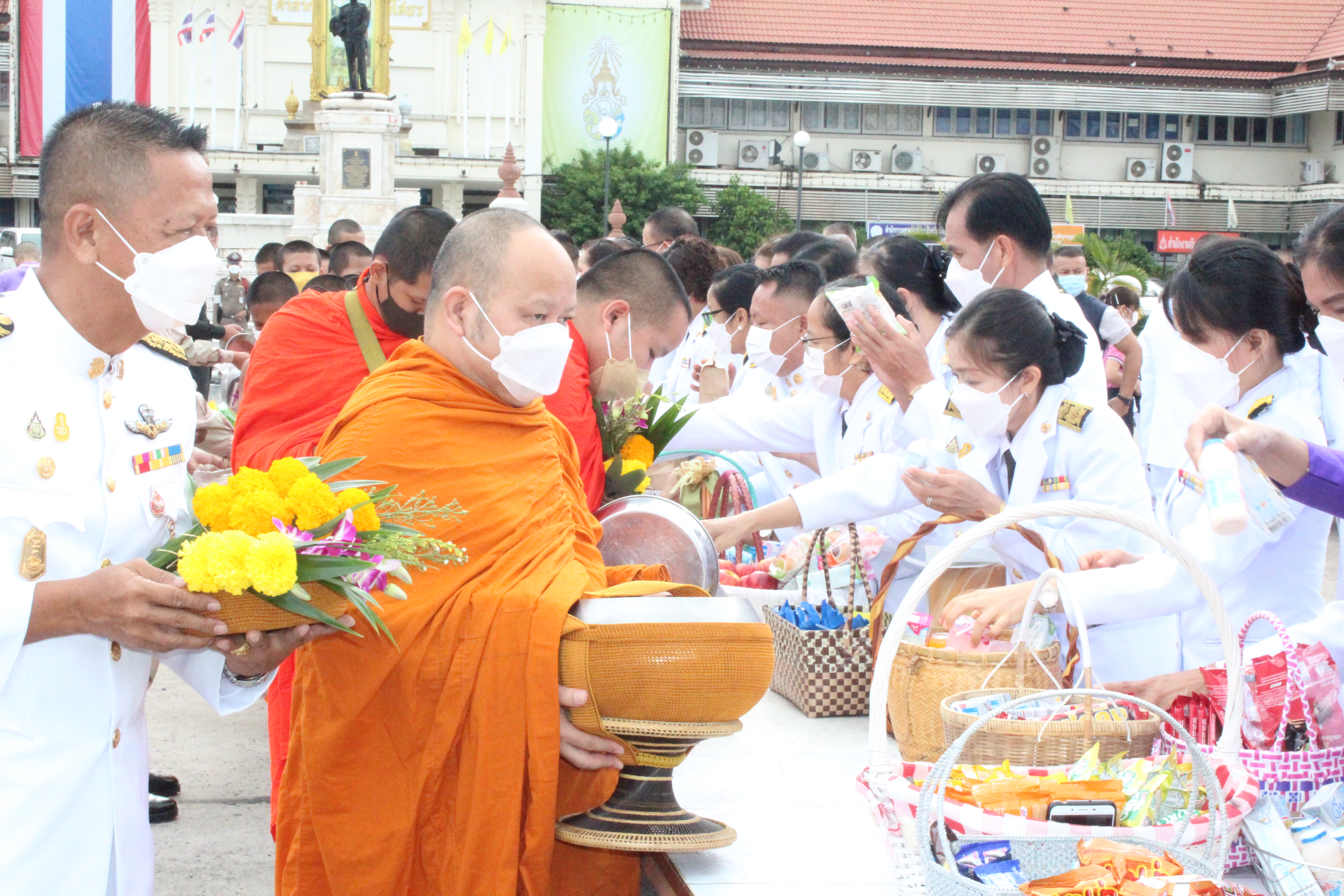 พช.ยโสธร ร่วมพิธีทำบุญตักบาตรถวายพระราชกุศลเฉลิมพระเกียรติสมเด็จพระนางเจ้าสุทิดา พัชรสุธาพิมลลักษณ พระบรมราชินี เนื่องในโอกาสวันเฉลิมพระชนมพรรษา 3 มิถุนายน 2565