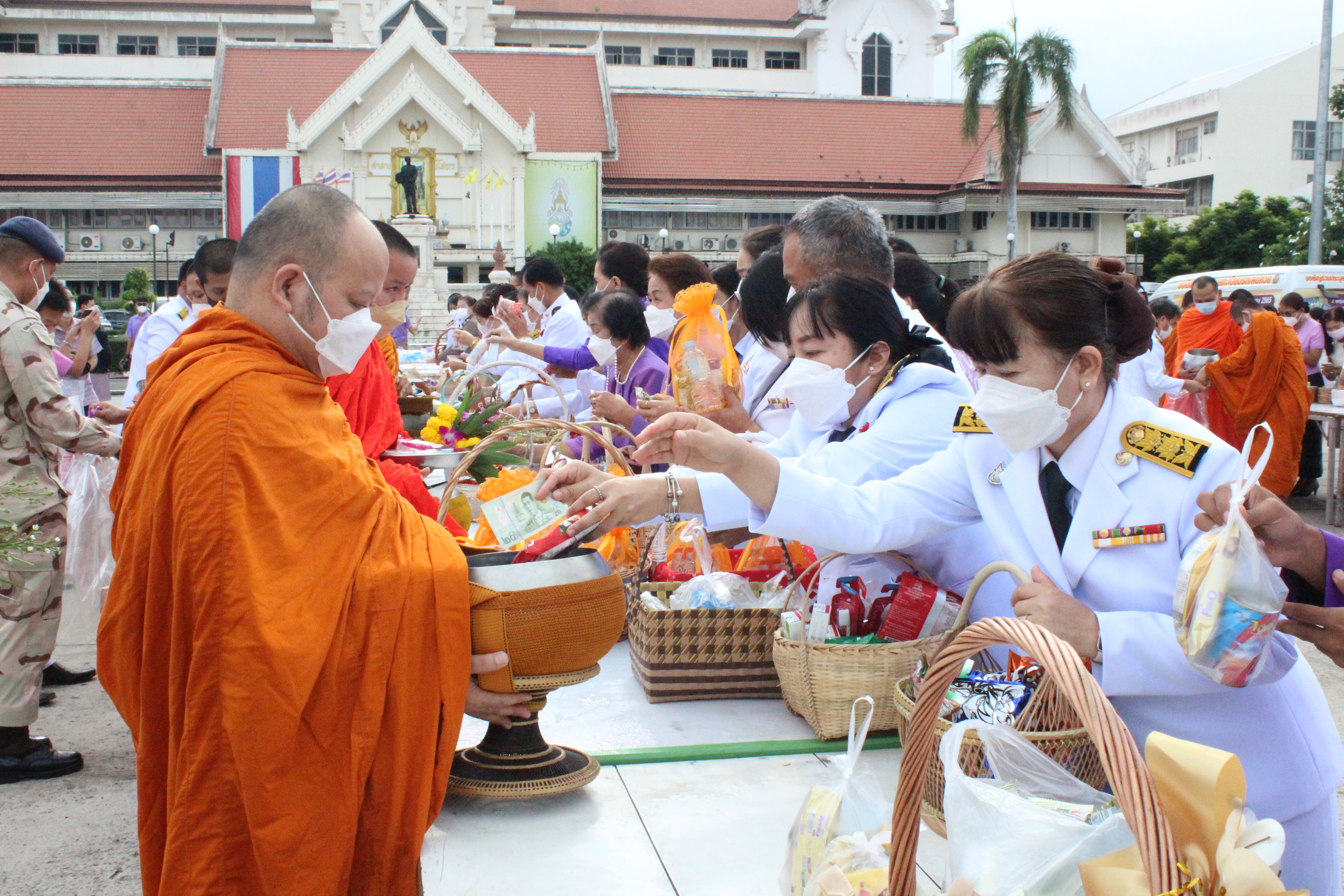 พช.ยโสธร ร่วมพิธีทำบุญตักบาตรถวายพระราชกุศลเฉลิมพระเกียรติสมเด็จพระนางเจ้าสุทิดา พัชรสุธาพิมลลักษณ พระบรมราชินี เนื่องในโอกาสวันเฉลิมพระชนมพรรษา 3 มิถุนายน 2565