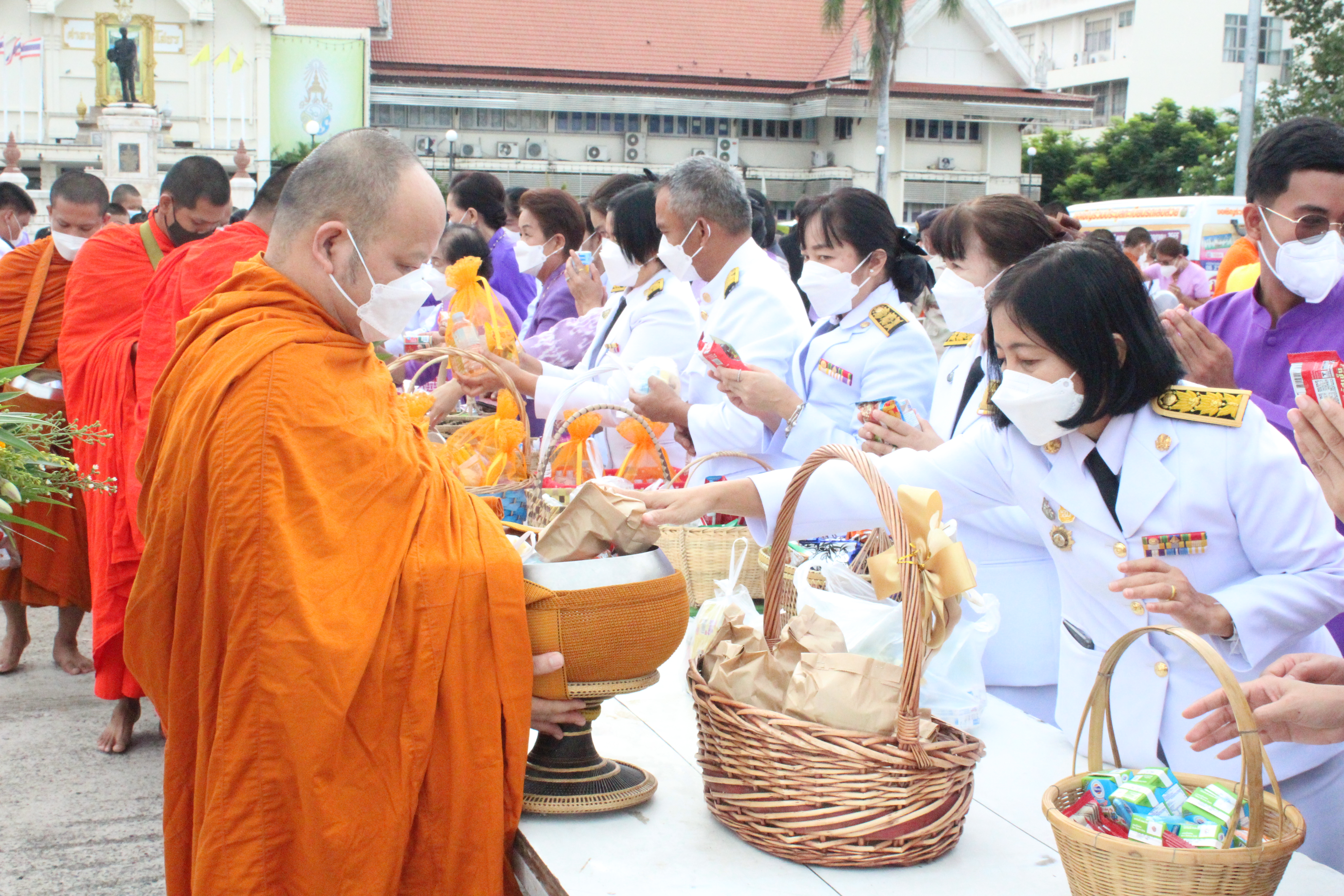พช.ยโสธร ร่วมพิธีทำบุญตักบาตรถวายพระราชกุศลเฉลิมพระเกียรติสมเด็จพระนางเจ้าสุทิดา พัชรสุธาพิมลลักษณ พระบรมราชินี เนื่องในโอกาสวันเฉลิมพระชนมพรรษา 3 มิถุนายน 2565